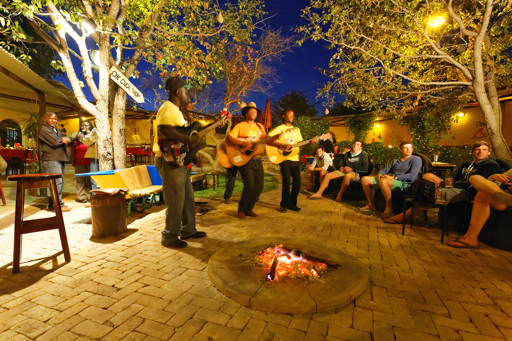 etosha nationalpark, etosha safari camp, gondwana collection, feuerstelle, lagerfeuer, live musik, afrikarma, afrikarma safaris, afrikarma safaris - wildnis. hautnah., afrikarma.de