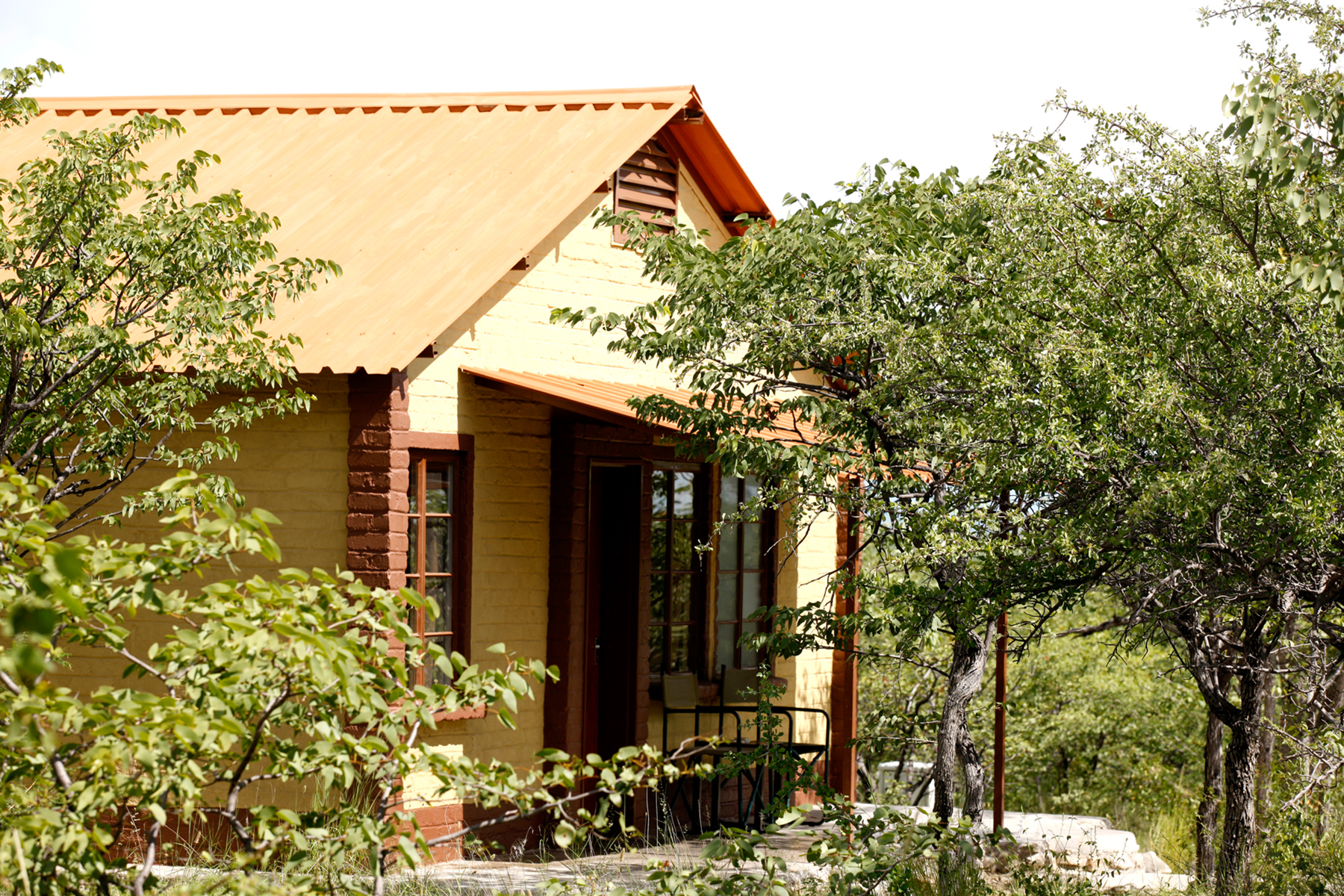 etosha nationalpark, etosha safari camp, gondwana collection, chalet, seitenansicht, afrikarma, afrikarma safaris, afrikarma safaris - wildnis. hautnah., afrikarma.de