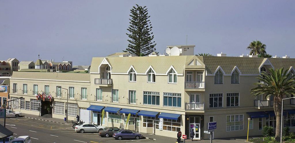 Hansa Hotel: Ansicht der Ecklage Hansa Hotel, Swakopmund, Außenansicht, Gesamtansicht, Swakopmund Hotel