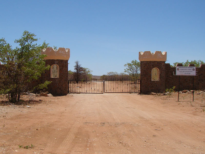 Damaraland, Etosha Nationalpark, Hobatere Lodge, Journeys Namibia, Eingang, Tor, Umgebung, Afrikarma, Afrikarma Safaris, Afrikarma Safaris – Wildnis. Hautnah., afrikarma.de