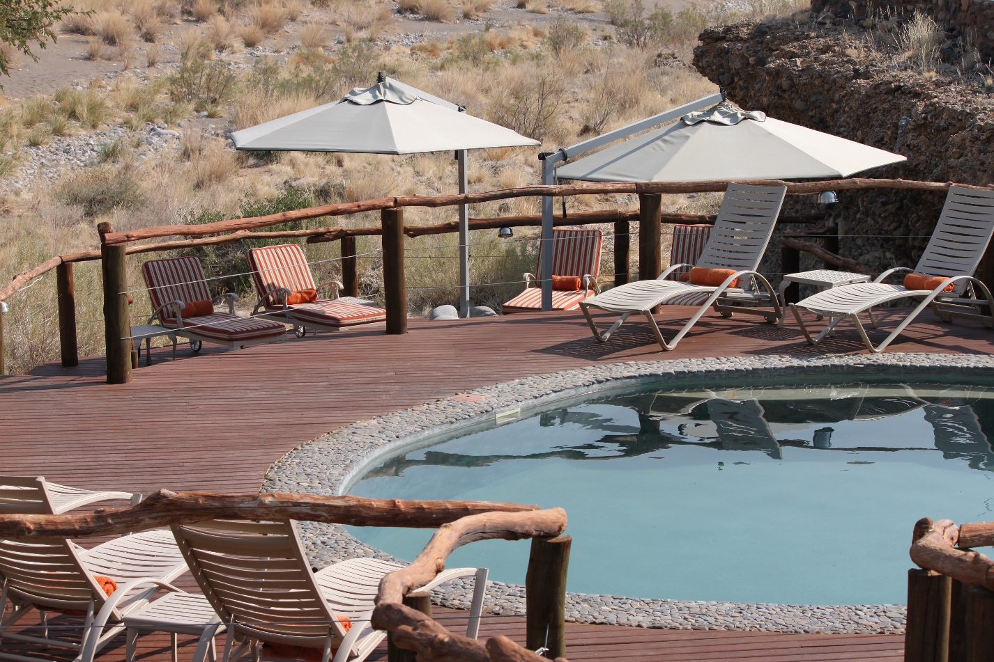 Dünen, Hoodia Desert Lodge, Namib, Namib-Naukluft, Sesriem, Sossusvlei, Wüste, Liegestuhl, Sonnenschirm, Swimmingpool, Afrikarma, Afrikarma Safaris, Afrikarma.de