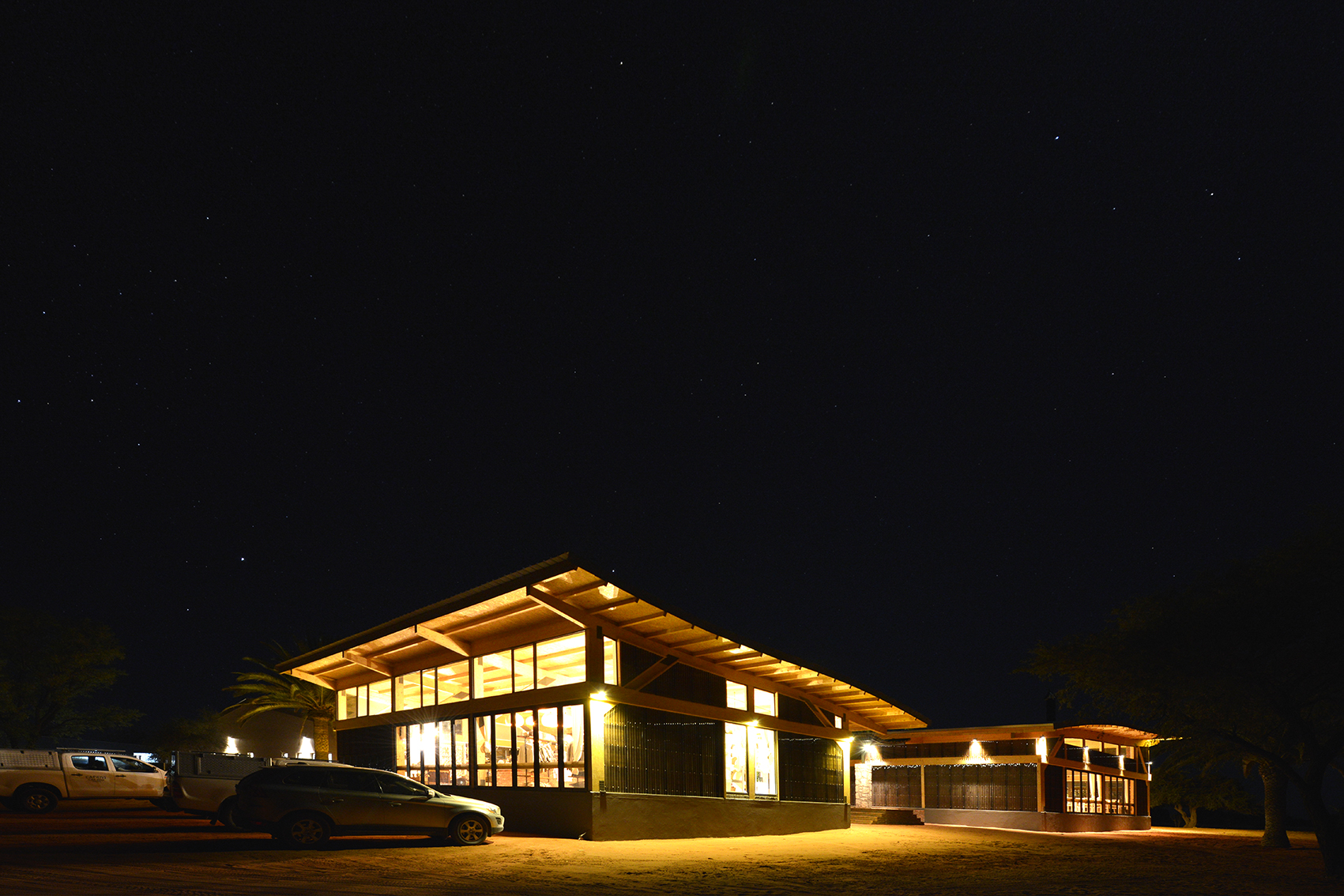 Kalahari Anib Lodge: Lodge bei Nacht Gondwana Collection, Kalahari, Kalahari Anib Lodge, Mariental, Namibia, Außenanlage, Außenbereich, Lichter, Lodge, Nachthimmel, Afrikarma, Afrikarma Safaris, Afrikarma Safaris - Wildnis. Hautnah., Afrikarma.de