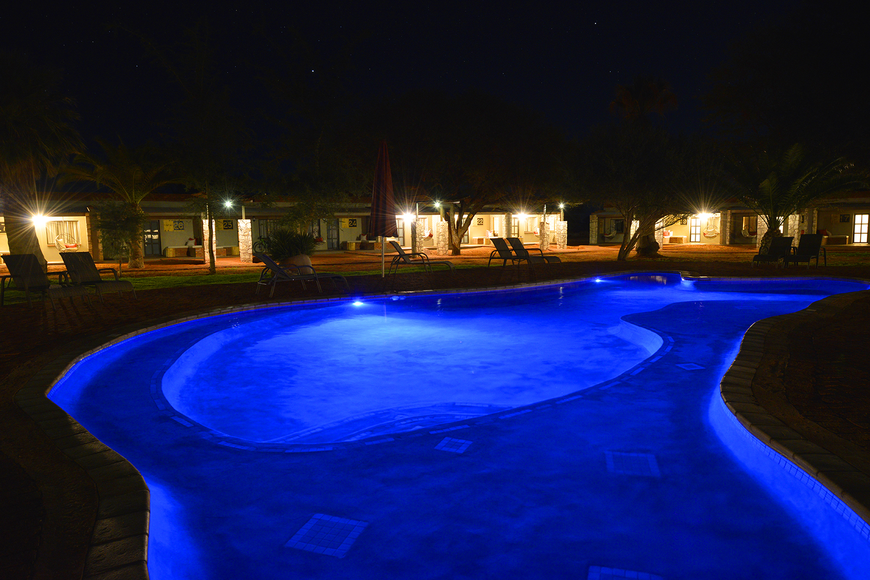 Kalahari Anib Lodge: Pool bei Nacht Gondwana Collection, Kalahari, Kalahari Anib Lodge, Mariental, Namibia, Außenbereich, Lichter, Nachthimmel, Pool, Afrikarma, Afrikarma Safaris, Afrikarma Safaris - Wildnis. Hautnah., Afrikarma.de
