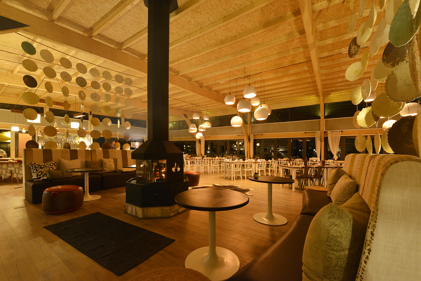 Kalahari Anib Lodge: Zentrale Feuerstelle Gondwana Collection, Kalahari, Kalahari Anib Lodge, Mariental, Namibia, Ambient, Einrichtung, Feuerstelle, Interior, Möbel, Afrikarma, Afrikarma Safaris, Afrikarma Safaris - Wildnis. Hautnah., Afrikarma.de