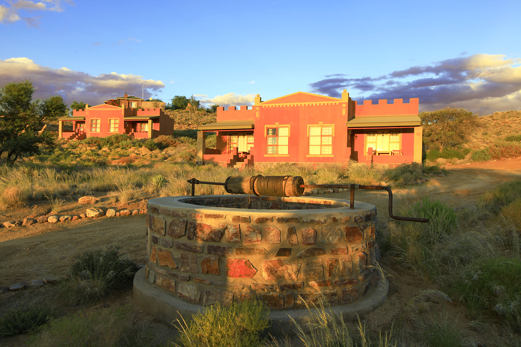 Desert Horse Inn: Stillgelegter Brunnen Desert Horse Inn, Gondwana Collection Namibia, Gondwana Sperrgebiet Rand Park, Koichab-Dünen, Namib-Wüste, Sukkulenten Karoo Wüste, Wildpferde, Brunnen, Bungalow, Eagles Nest