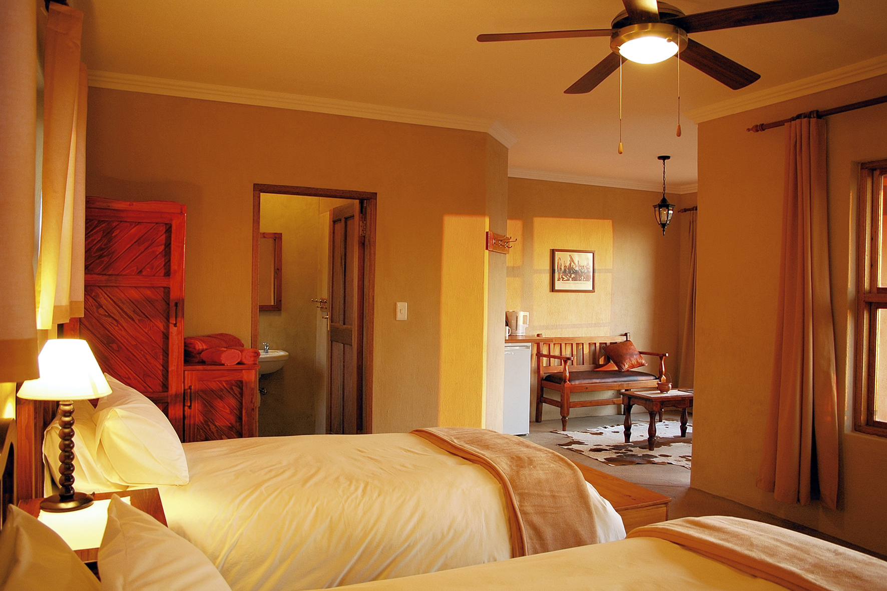 Desert Horse Inn: Stilvoll eingerichtetes Doppelzimmer Desert Horse Inn, Gondwana Collection Namibia, Gondwana Sperrgebiet Rand Park, Koichab-Dünen, Namib-Wüste, Sukkulenten Karoo Wüste, Wildpferde, Deckenventilator, Doppelbett, Doppelzimmer