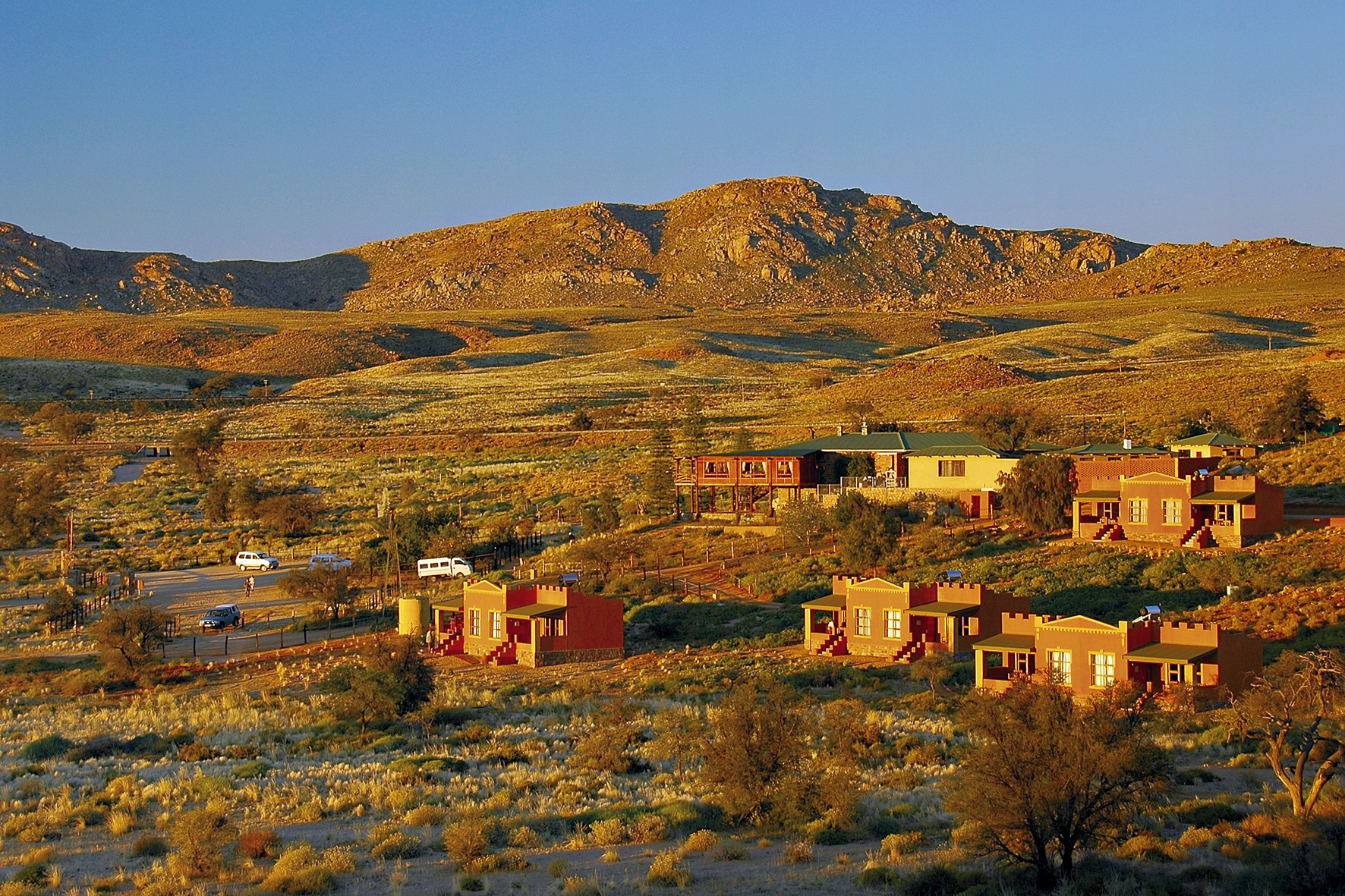Desert Horse Inn: Tolle Lage auf 1.400 Metern mit Blick auf die Aus-Bergen Desert Horse Inn, Gondwana Collection Namibia, Gondwana Sperrgebiet Rand Park, Koichab-Dünen, Namib-Wüste, Sukkulenten Karoo Wüste, Wildpferde, Aus-Berge, Gästehaus, Landschaft, Wüstenlandschaft