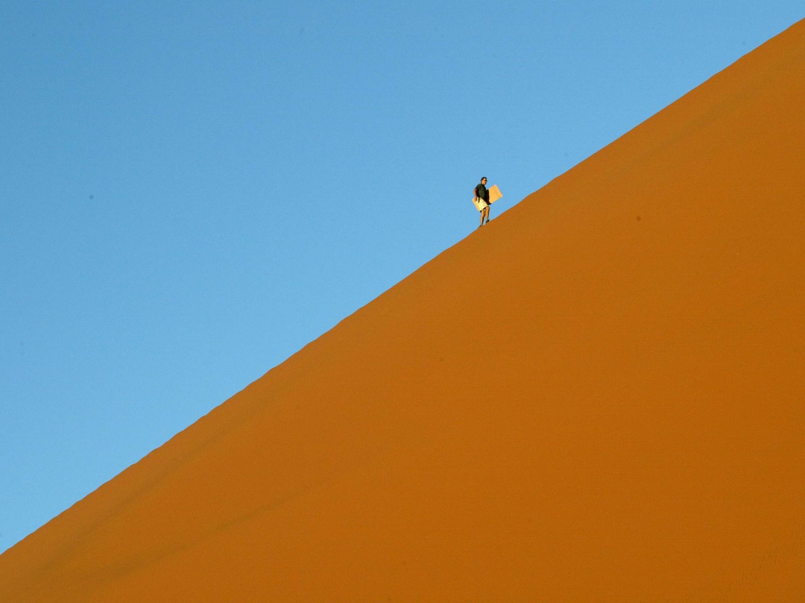 Kulala Desert Lodge: Kletterei zur Dünenspitze
