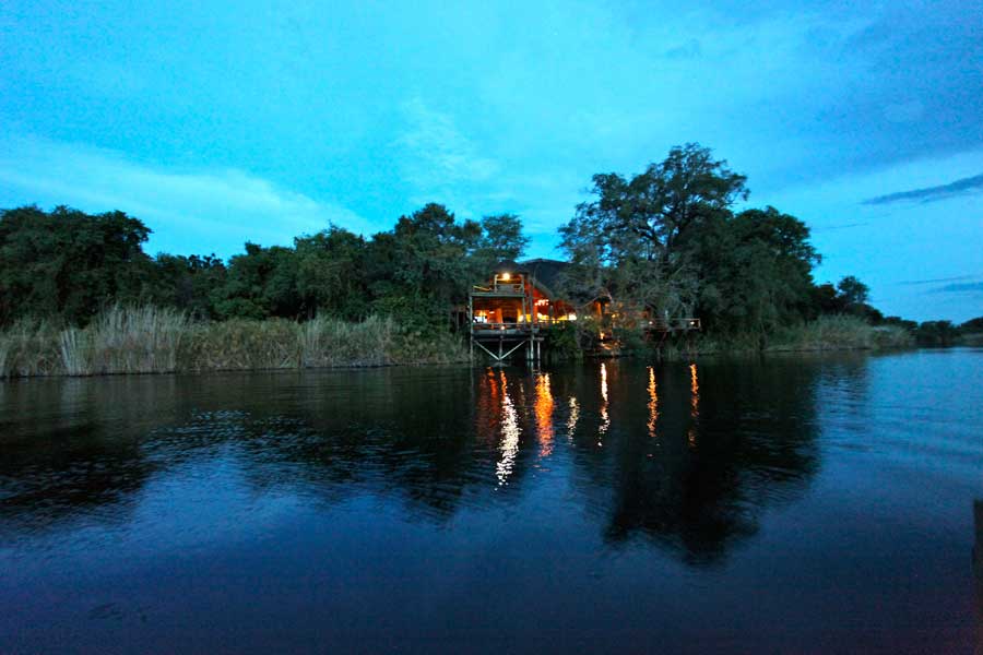 Lianshulu Lodge: Abendbeleuchtung in der Lodge Caprivi Collection, Caprivi-Streifen, Dusty Rogers, Kwando River, Lianshulu Lodge, Linyanti, Linyanti-Sümpfe, Mamili National Park, Mudumu National Park, Nkasa Lupala National Park, Abendstimmung, Gesamtansicht, Lodge, afrikarma, afrikarma Safaris, afrikarma.de