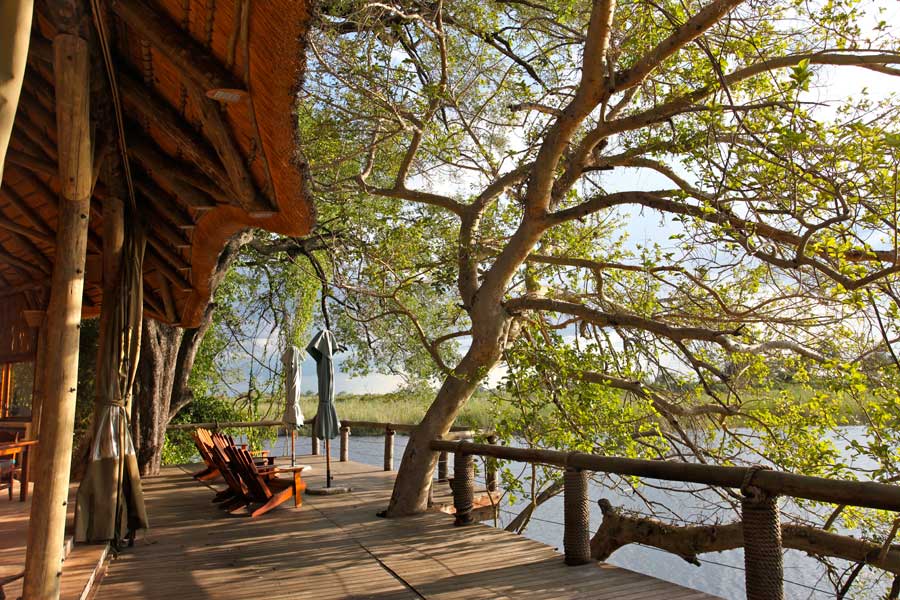 Lianshulu Lodge: Veranda vor der Lodge Caprivi Collection, Caprivi-Streifen, Dusty Rogers, Kwando River, Lianshulu Lodge, Linyanti, Linyanti-Sümpfe, Mamili National Park, Mudumu National Park, Nkasa Lupala National Park, Deck, Flussblick, Hauptgebäude, Veranda, afrikarma, afrikarma Safaris, afrikarma.de