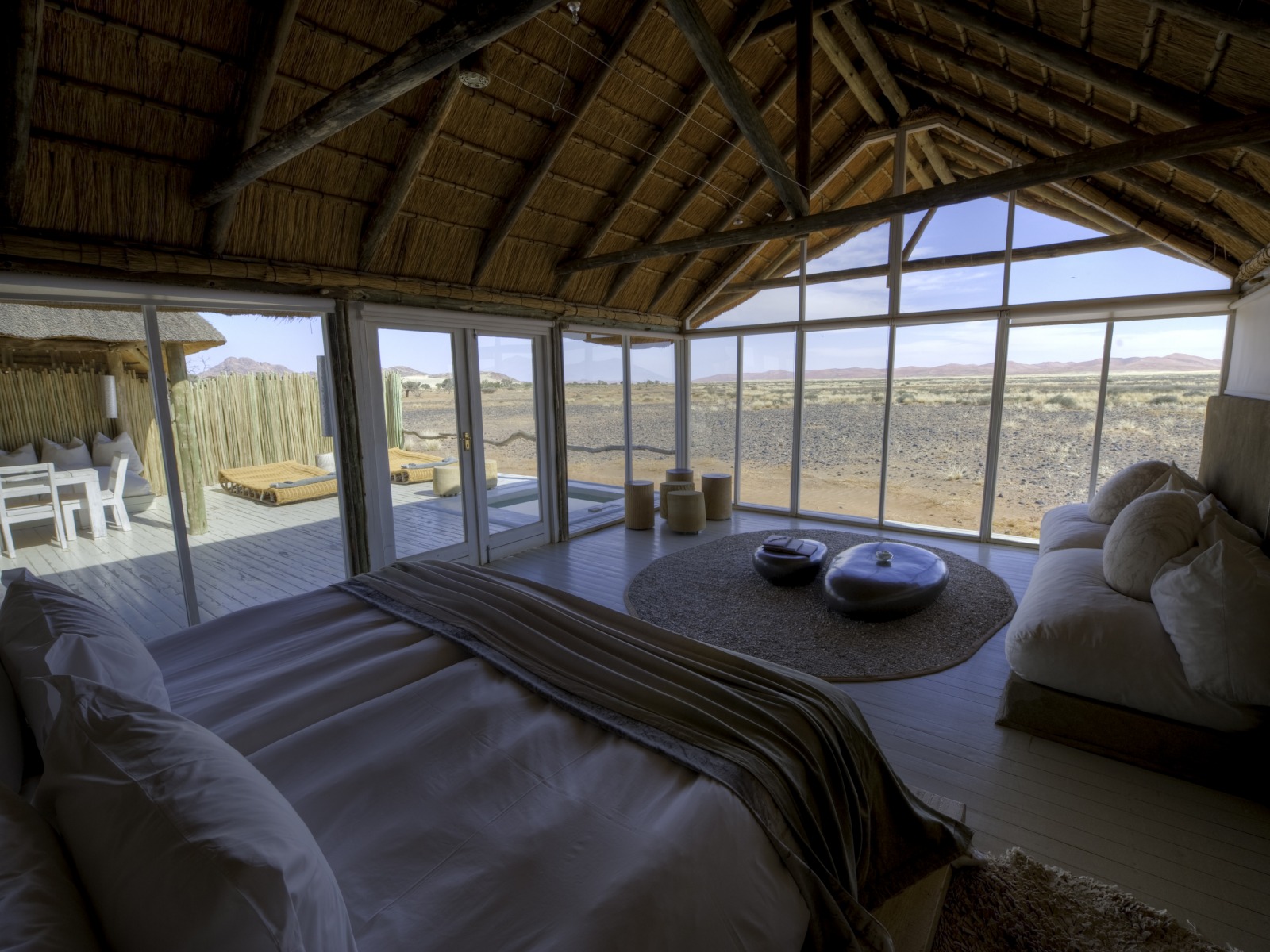 Little Kulala: Schlafbereich mit Blick auf die Wüstenlandschaft