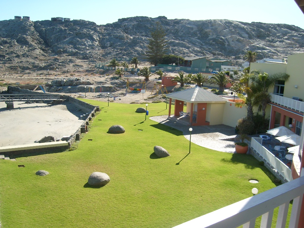 Küste, Lüderitz, Lüderitz Nest Hotel, Garten, Rasen, Strand, afrikarma, afrikarma Safaris, afrikarma.de