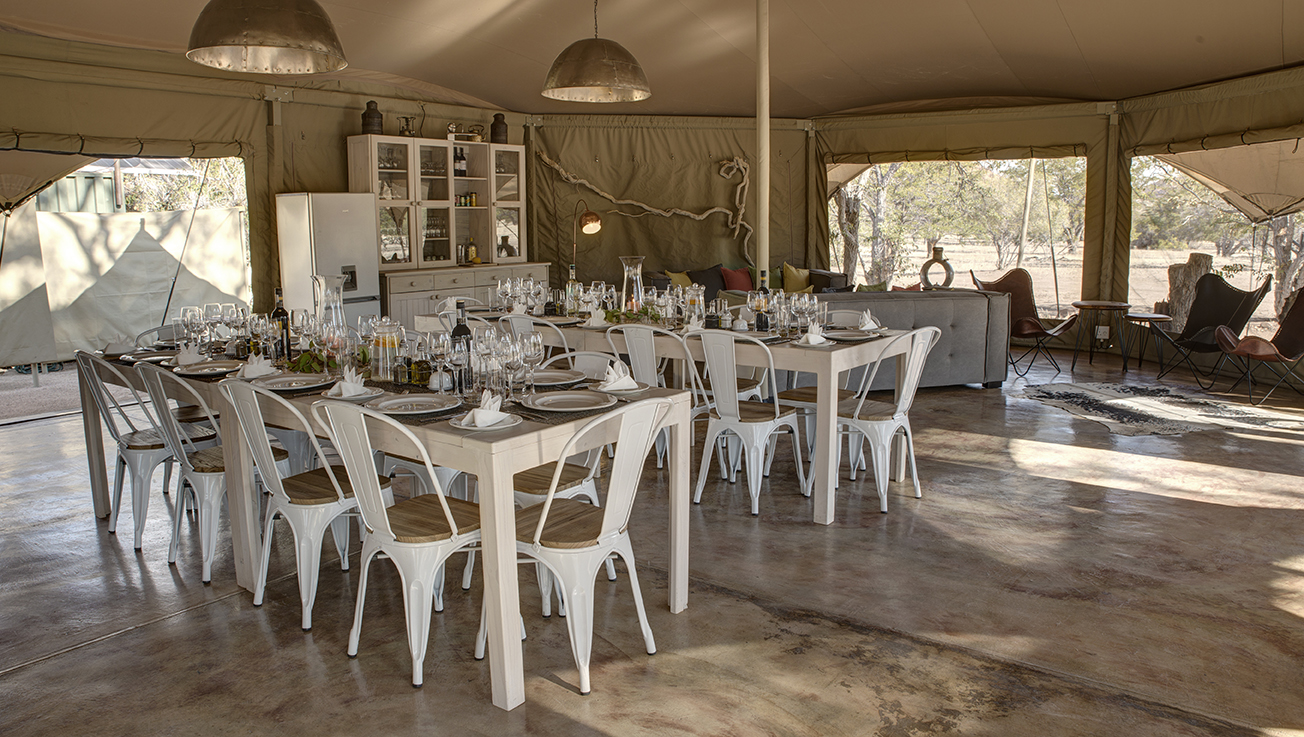 Malansrus Tented Camp: Der Essensbereich mit gedeckten Tischen Malansrus Tented Camp: Der Essensbereich mit gedeckten Tischen