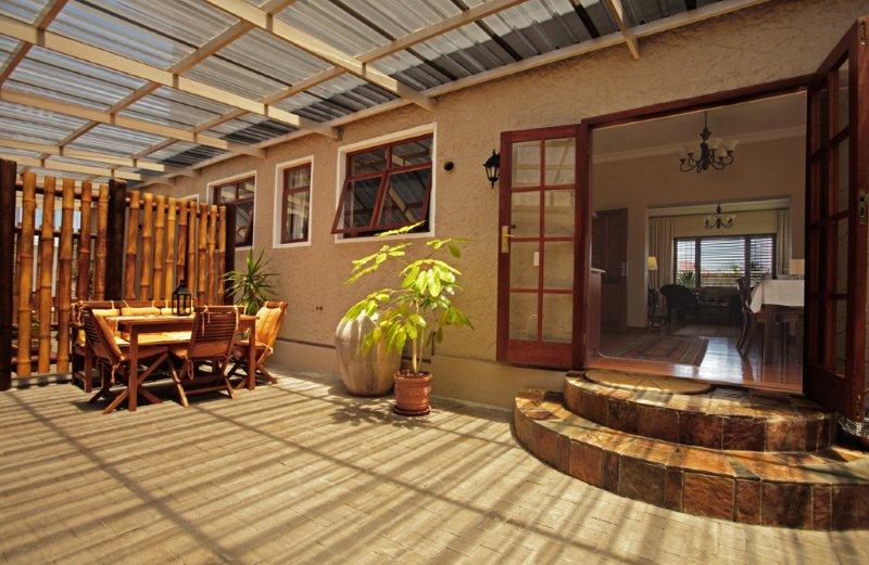 Central Guesthouse: Überdachter Innenhof Bed & Breakfast, Central Guesthouse, Frühstückspension, Pension, Swakopmund, Zentrale Lage, Innenhof, Terrasse, Afrikarma, Afrikarma Safaris, Afrikarma.de, Jockel Grüttemeyer, Monika Grüttemeyer