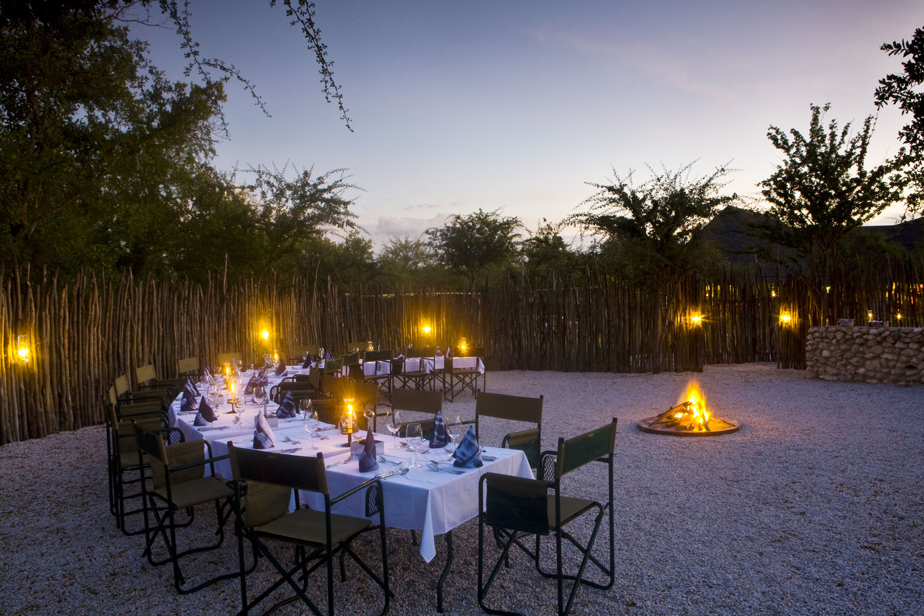 Abenteuer, Afrikarma, Big Five, Elefanten, Etosha, Etosha Nationalpark, Etosha Pfanne, Game Drives, Giraffen, Lindequist Gate, Löwen, Marc Pampe, Mariza Pampe, Mushara, Mushara Bush Camp, Mushara Collection, Mushara Reserve, Namibia, Natur, Nordnamibia, Pampe Family, Safari, Self Drive, Wildnis, Tsumeb, Candle-Light-Dinner, Dämmerung, Dinner, Essen, Service, afrikarma.de