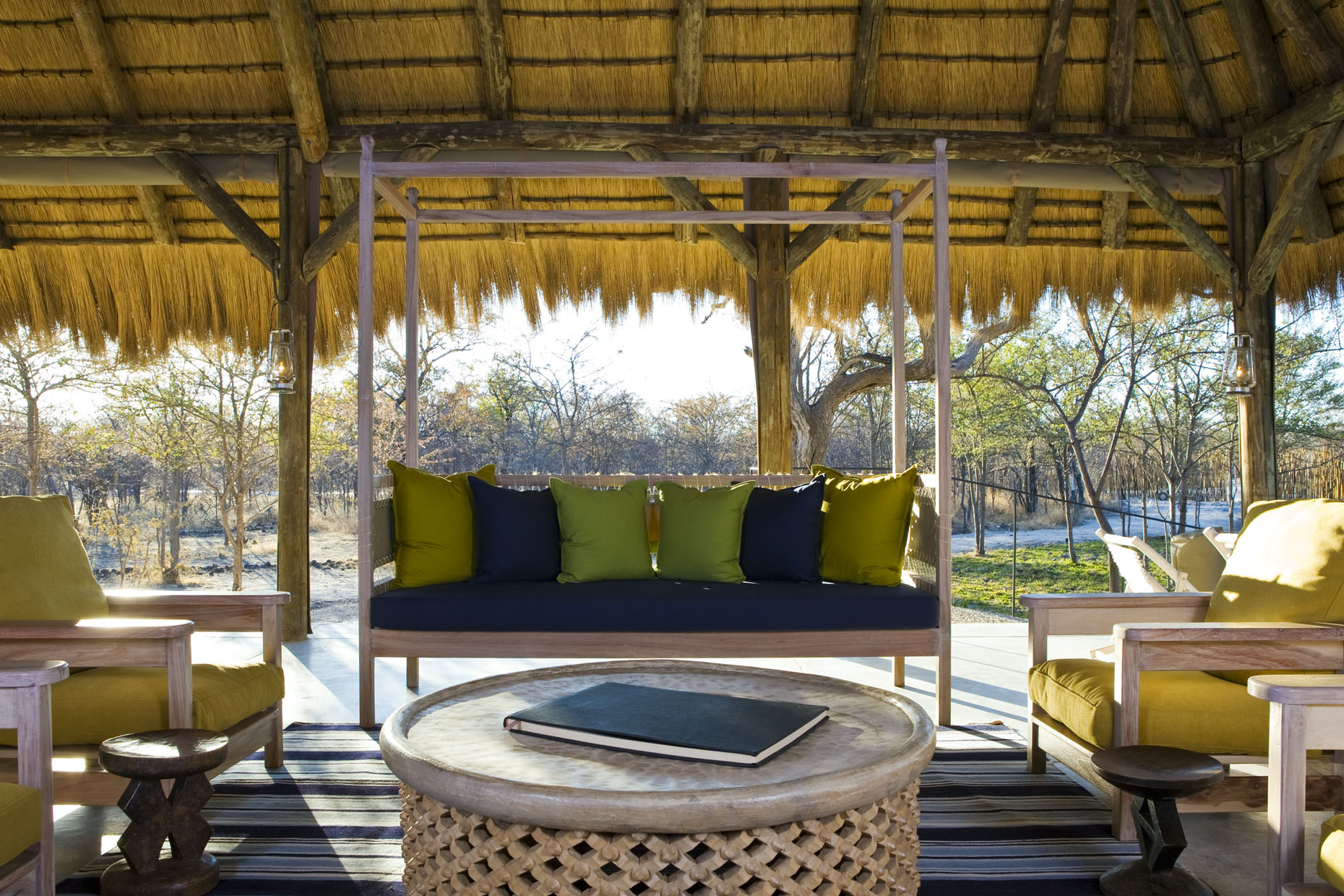 Abenteuer, Afrikarma, Big Five, Elefanten, Etosha, Etosha Nationalpark, Etosha Pfanne, Game Drives, Giraffen, Lindequist Gate, Löwen, Marc Pampe, Mariza Pampe, Mushara, Mushara Bush Camp, Mushara Collection, Mushara Reserve, Namibia, Natur, Nordnamibia, Pampe Family, Safari, Self Drive, Wildnis, Tsumeb, Entspannung, Erholung, Hauptbereich, Hauptgebäude, Lounge, afrikarma.de