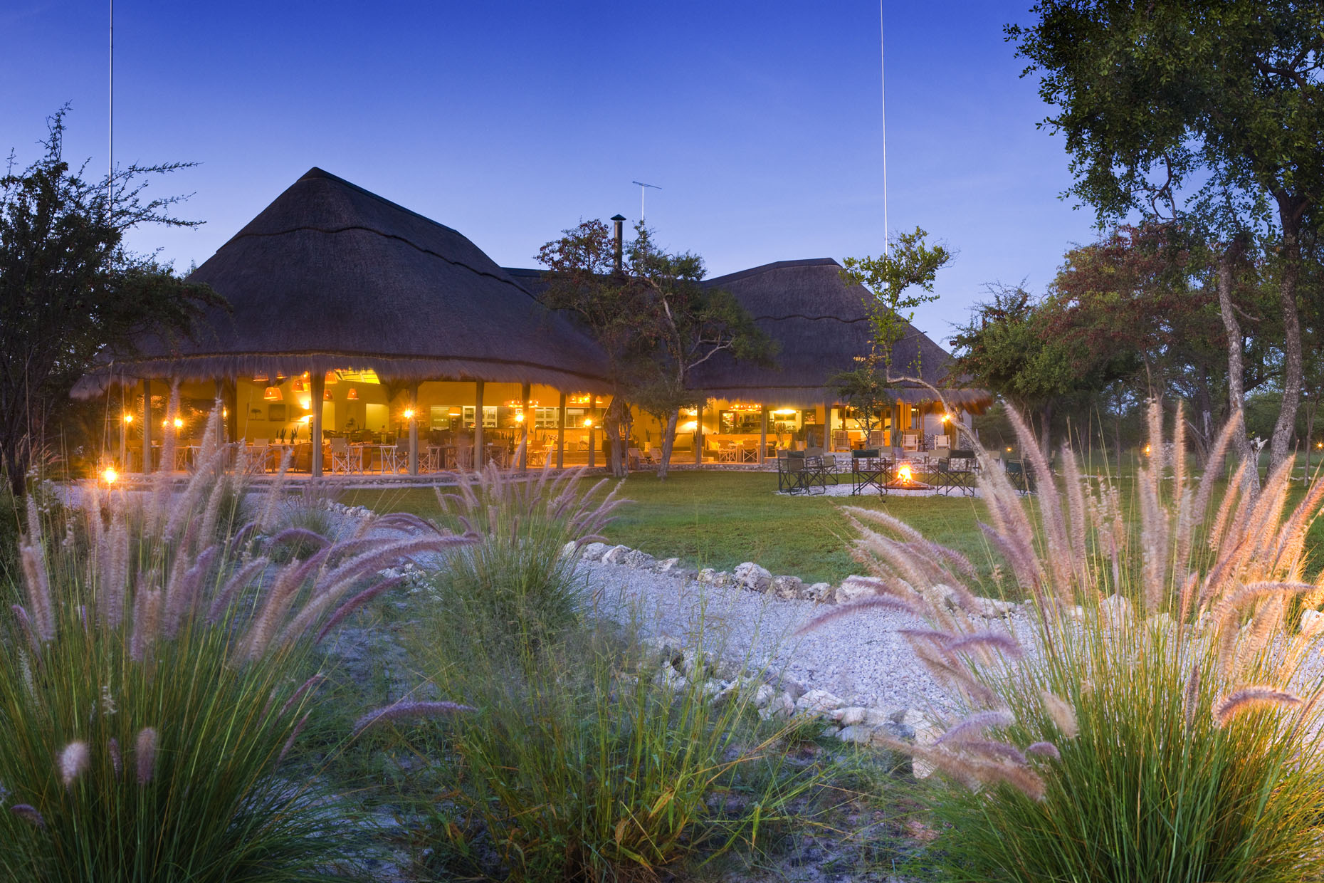 Abenteuer, Afrikarma, Big Five, Elefanten, Etosha, Etosha Nationalpark, Etosha Pfanne, Game Drives, Giraffen, Lindequist Gate, Löwen, Marc Pampe, Mariza Pampe, Mushara, Mushara Bush Camp, Mushara Collection, Mushara Reserve, Namibia, Natur, Nordnamibia, Pampe Family, Safari, Self Drive, Wildnis, Tsumeb, Hauptbereich, Hauptgebäude, afrikarma.de