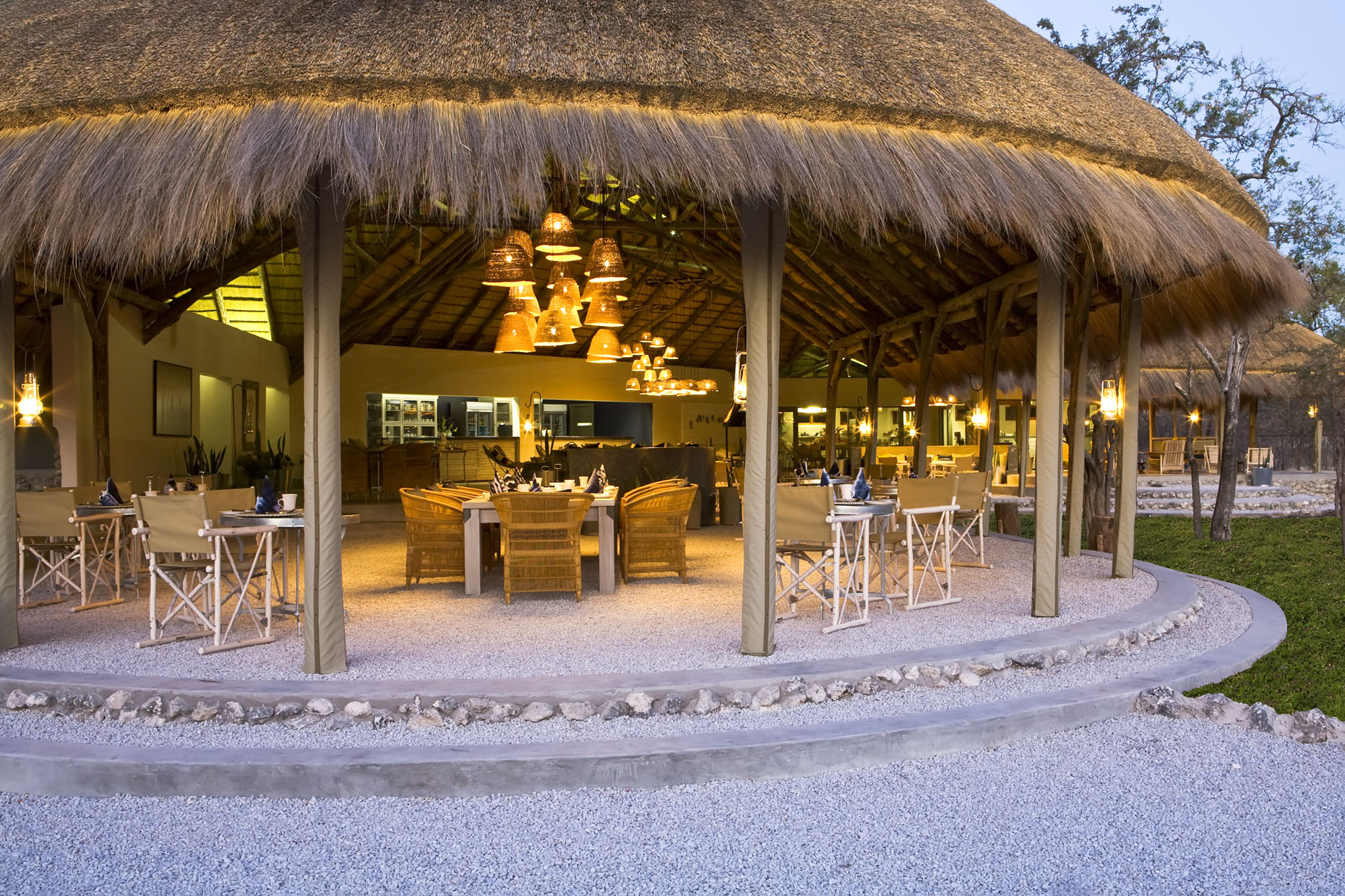 Abenteuer, Afrikarma, Big Five, Elefanten, Etosha, Etosha Nationalpark, Etosha Pfanne, Game Drives, Giraffen, Lindequist Gate, Löwen, Marc Pampe, Mariza Pampe, Mushara, Mushara Bush Camp, Mushara Collection, Mushara Reserve, Namibia, Natur, Nordnamibia, Pampe Family, Safari, Self Drive, Wildnis, Tsumeb, Hauptbereich, Hauptgebäude, afrikarma.de