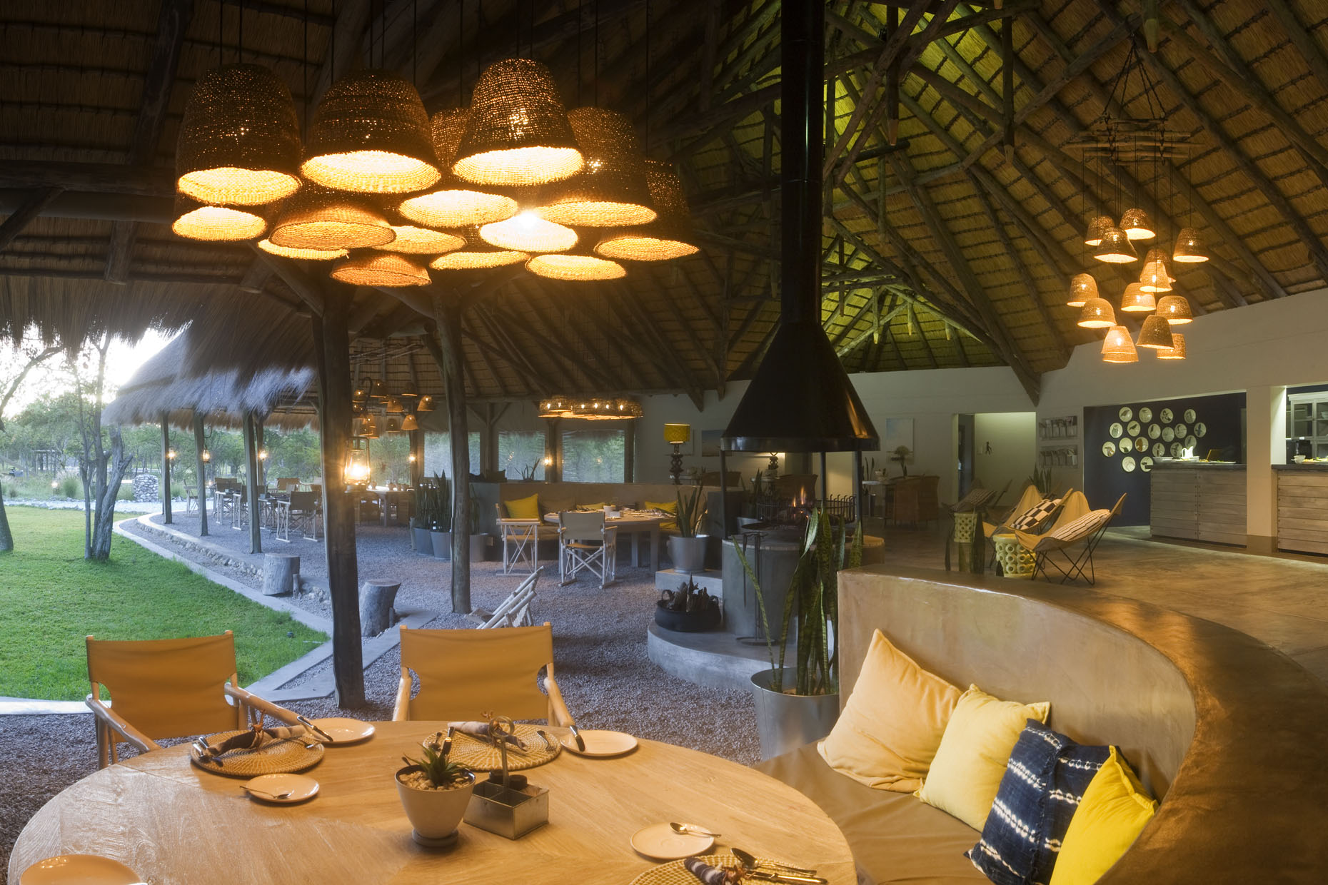 Abenteuer, Afrikarma, Big Five, Elefanten, Etosha, Etosha Nationalpark, Etosha Pfanne, Game Drives, Giraffen, Lindequist Gate, Löwen, Marc Pampe, Mariza Pampe, Mushara, Mushara Bush Camp, Mushara Collection, Mushara Reserve, Namibia, Natur, Nordnamibia, Pampe Family, Safari, Self Drive, Wildnis, Tsumeb, Design, Hauptbereich, Hauptgebäude, Komfort, Lounge, afrikarma.de