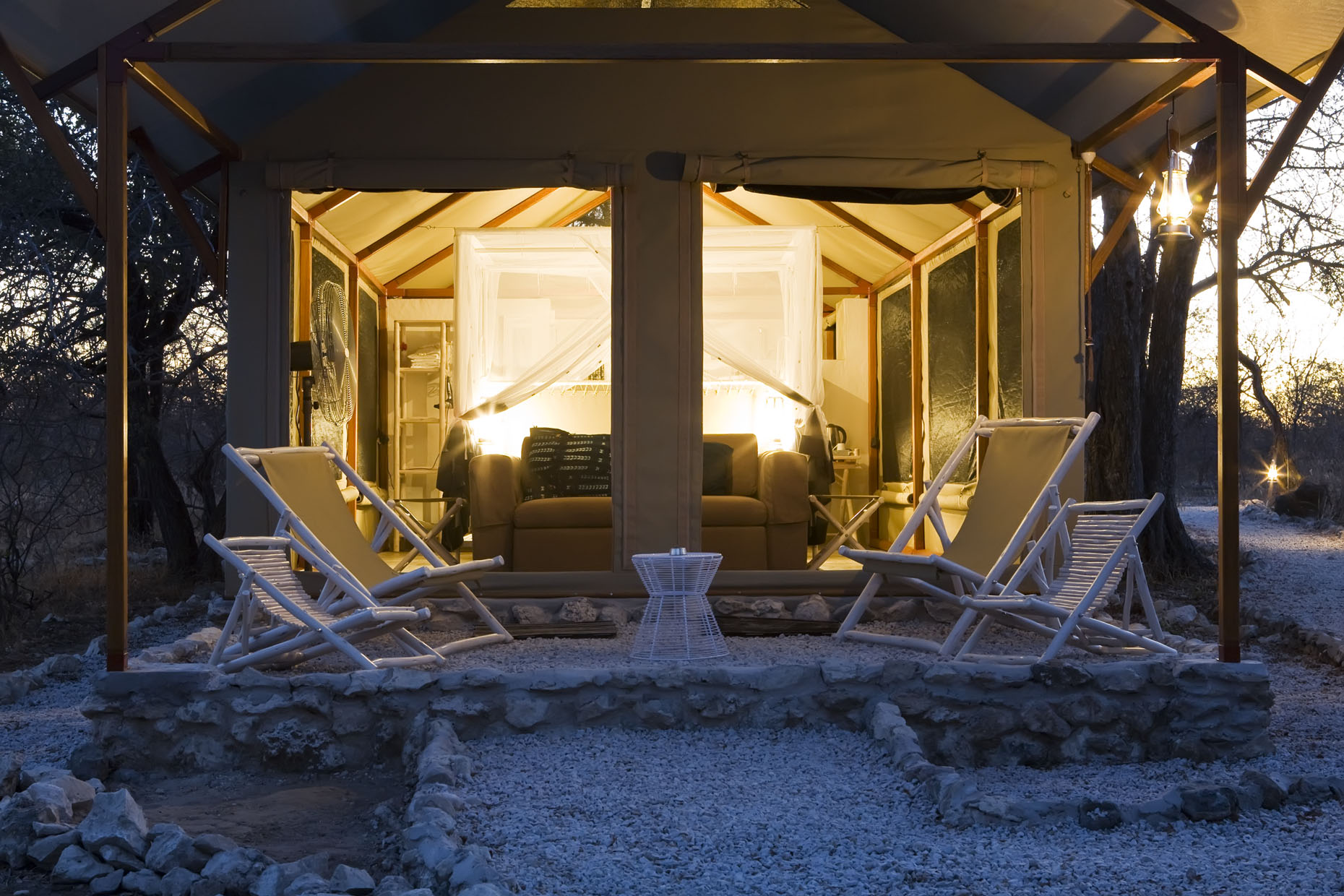 Abenteuer, Afrikarma, Big Five, Elefanten, Etosha, Etosha Nationalpark, Etosha Pfanne, Game Drives, Giraffen, Lindequist Gate, Löwen, Marc Pampe, Mariza Pampe, Mushara, Mushara Bush Camp, Mushara Collection, Mushara Reserve, Namibia, Natur, Nordnamibia, Pampe Family, Safari, Self Drive, Wildnis, Tsumeb, Chalets, Privatsphäre, Veranda, Zeltchalets, afrikarma.de