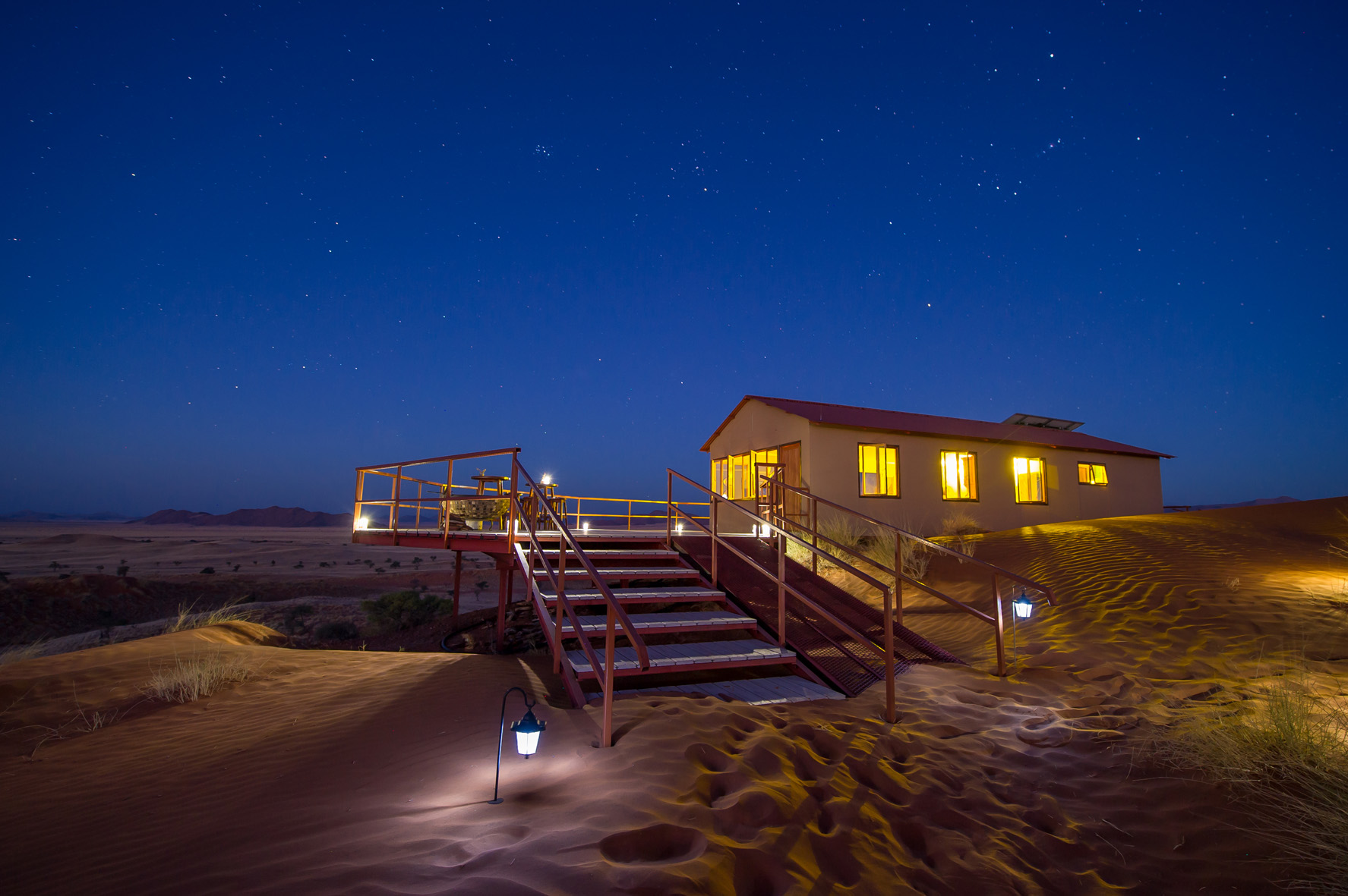 Namib Dune Star Camp: Cabin unter Sternenhimmel Cabin, Gästeunterkunft, Nacht, Private Terrasse, Sternenhimmel, Gondwana Collection, Namib Dune Star Camp, Namibia, Namib-Naukluft National Park, Naukluft Mountain Zebra Park, Wüste, Namib, Namibwüste, Namib Sea Sand, Namib-Sandmeer, UNESCO, Welterbe, Afrikarma, Afrikarma Safaris, Afrikarma Safaris – Wildnis. Hautnah., afrikarma.de