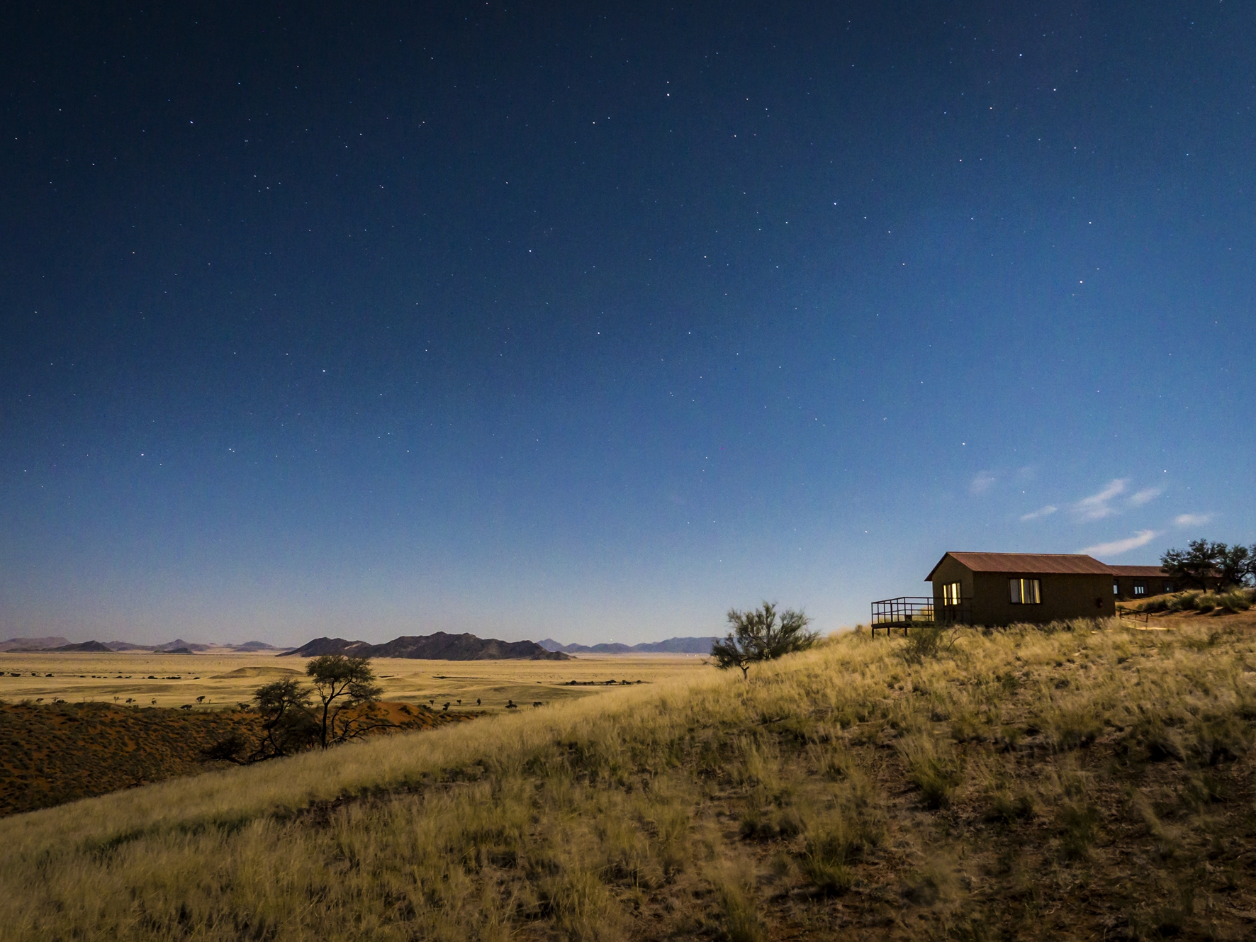 Namib Dune Star Camp: Dämmerung über dem Camp Gondwana Collection, Namib Dune Star Camp, Namib-Naukluft National Park, Naukluft Mountain Zebra Park, Wüste, Cabin, Dämmerung, Gästeunterkunft, Landschaft, Private Terrasse, Sterne, Namib, Namibwüste, Namib Sea Sand, Namib-Sandmeer, UNESCO, Welterbe, Afrikarma, Afrikarma Safaris, Afrikarma Safaris – Wildnis. Hautnah., afrikarma.de
