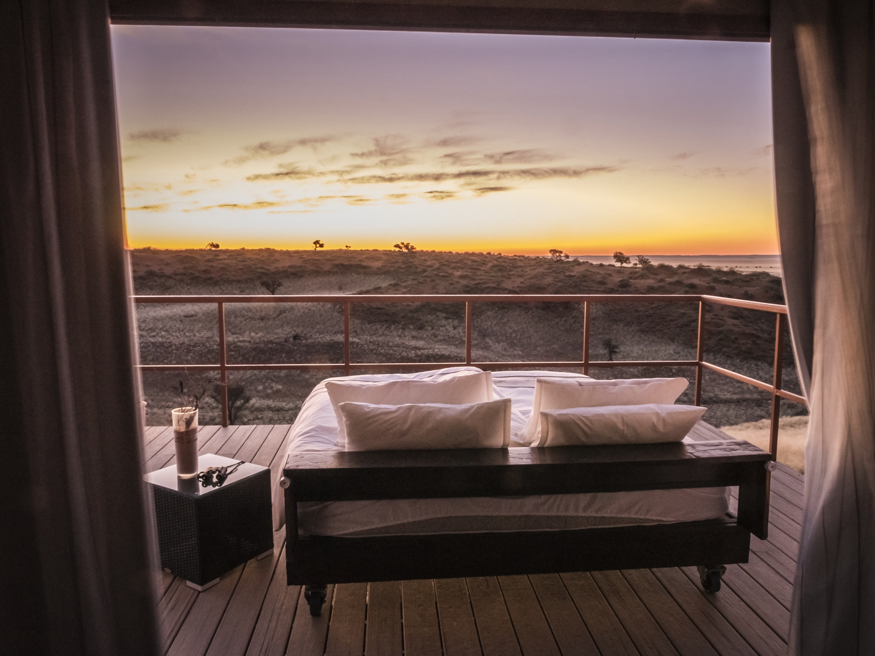 Namib Dune Star Camp: Doppelbett Gondwana Collection, Namib Dune Star Camp, Namib-Naukluft National Park, Naukluft Mountain Zebra Park, Wüste, Ausblick, Cabin, Doppelbett, Gästeunterkunft, Landschaft, Private Terrasse, Rollen, Sonnenuntergang, Namib, Namibwüste, Namib Sea Sand, Namib-Sandmeer, UNESCO, Welterbe, Afrikarma, Afrikarma Safaris, Afrikarma Safaris – Wildnis. Hautnah., afrikarma.de