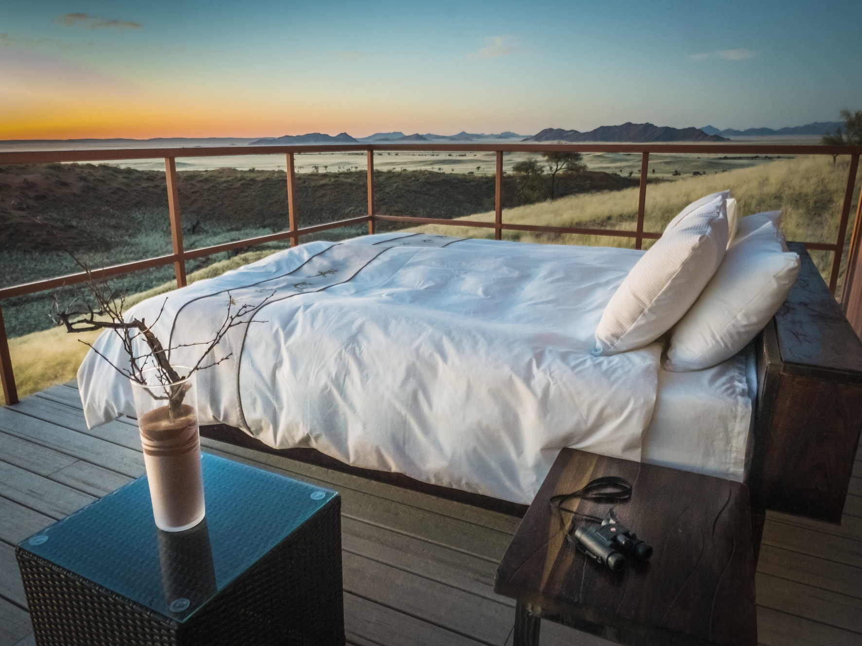 Namib Dune Star Camp: Gästebett auf der Terrasse Gondwana Collection, Namib Dune Star Camp, Namib-Naukluft National Park, Naukluft Mountain Zebra Park, Wüste, Ausblick, Aussicht, Cabin, Dämmerung, Doppelbett, Gästeunterkunft, Landschaft, Private Terrasse, Namib, Namibwüste, Namib Sea Sand, Namib-Sandmeer, UNESCO, Welterbe, Afrikarma, Afrikarma Safaris, Afrikarma Safaris – Wildnis. Hautnah., afrikarma.de