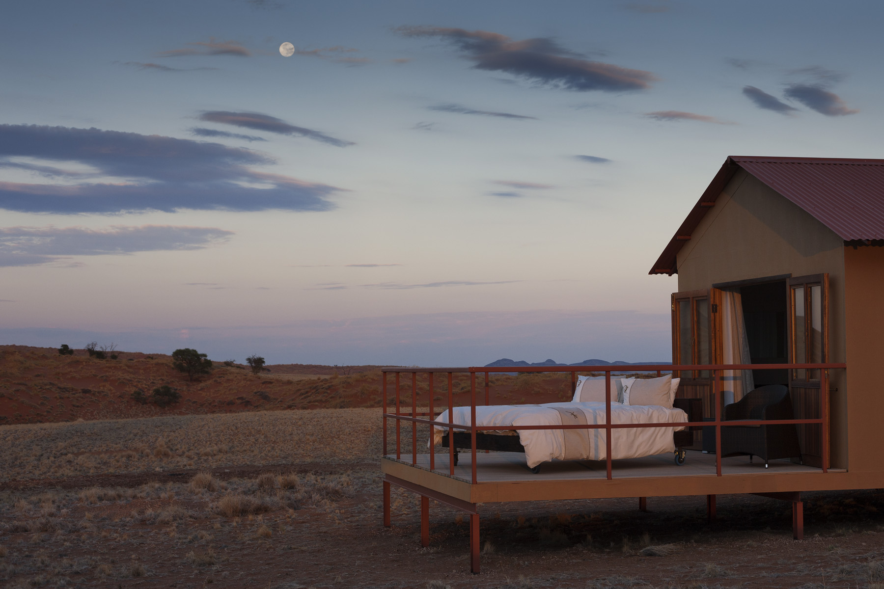 Namib Dune Star Camp: Mond über einer Cabin Cabin, Dämmerung, Doppelbett, Mond, Private Terrasse, Gondwana Collection, Namib Dune Star Camp, Namibia, Namib-Naukluft National Park, Naukluft Mountain Zebra Park, Wüste, Namib, Namibwüste, Namib Sea Sand, Namib-Sandmeer, UNESCO, Welterbe, Afrikarma, Afrikarma Safaris, Afrikarma Safaris – Wildnis. Hautnah., afrikarma.de