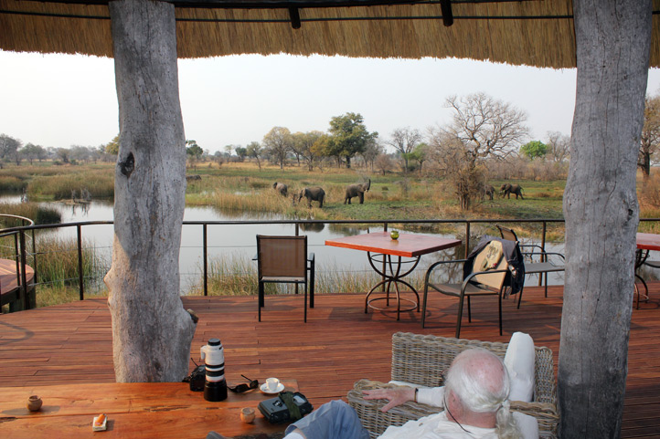 Caprivi, Caprivi -Streifen, Kwando River, Linyanti-River, Linyanti-Sümpfe, Mamili National Park, Mudumu National Park, Nkasa Lupala National Park, Nkasa Lupala Tented Lodge, Deck, DeckBlick, Elefanten, Lounge