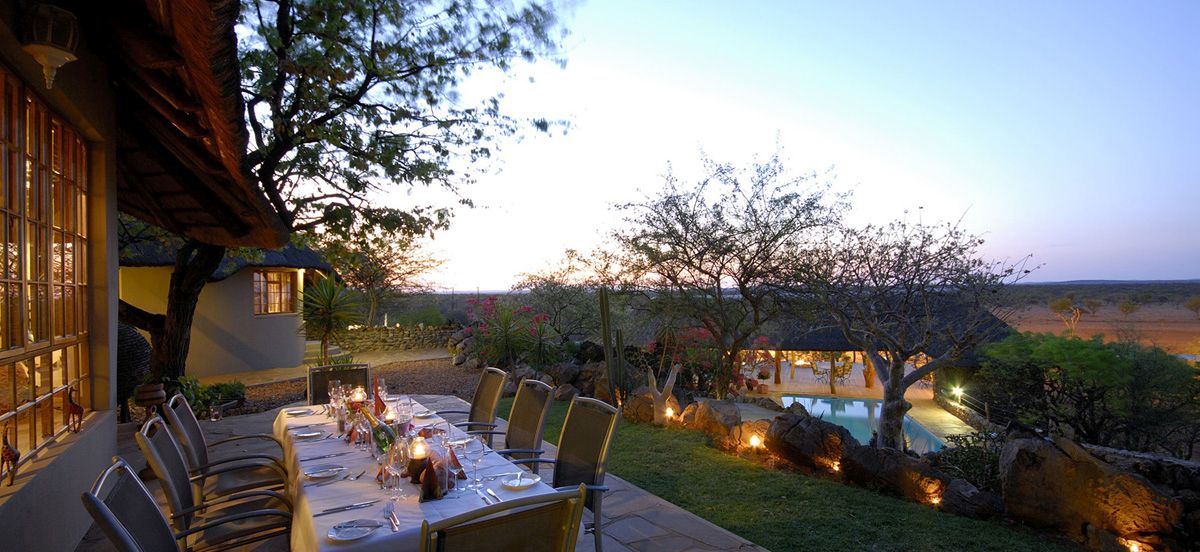 Etosha National Park, Okutala African Quest, Okutala Lodge, Xplorer Experience, Dinner, Lodge, Terrasse, Afrikarma, Afrikarma Safaris, Afrikarma Safaris – Wildnis. Hautnah., afrikarma.de