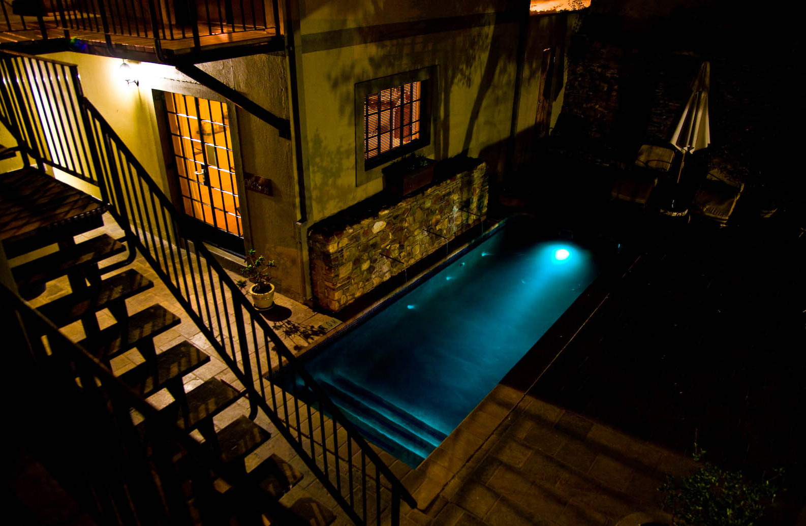 Olive Grove Guesthouse: Pool bei Nacht Africa, Damaraland, safari, Big Sky Lodges, Hauptstadtunterkunft, Olive Grove Guesthouse, Swimming Pool, Treppe, afrikarma, afrikarma Safaris, afrikarma.de