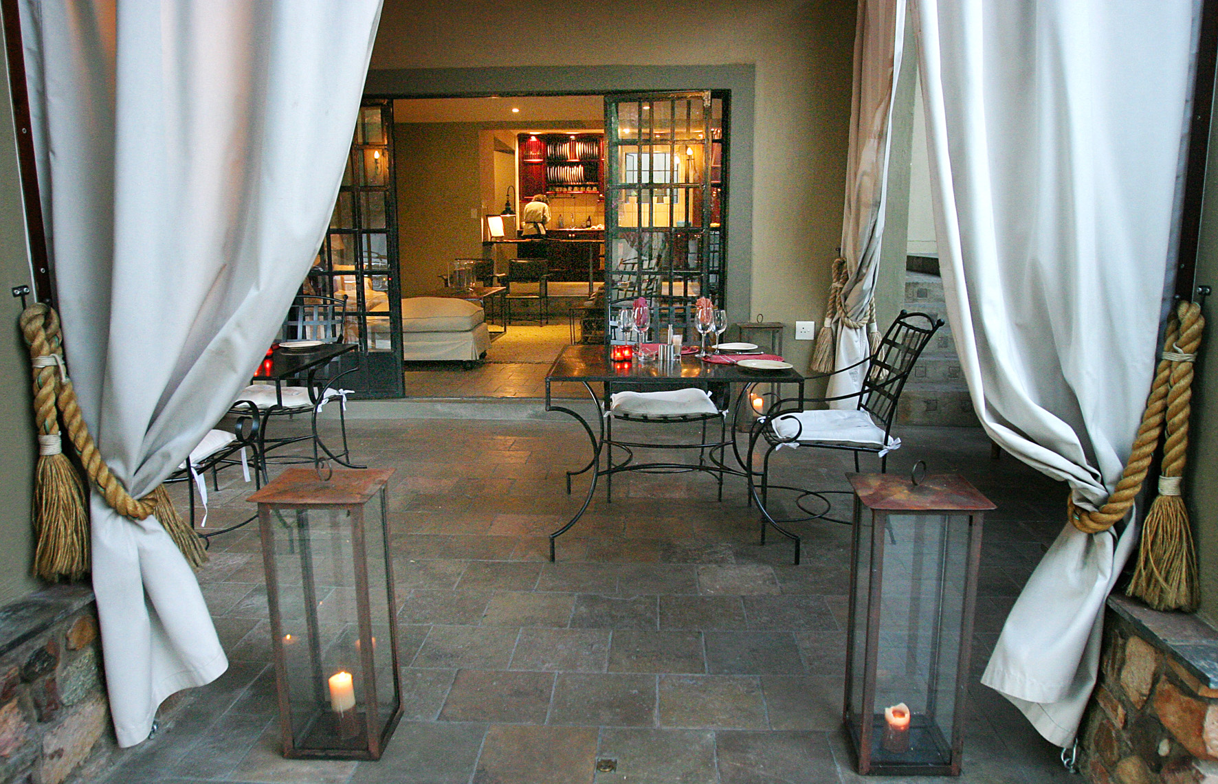 Olive Grove Guesthouse: Veranda und Lounge Big Sky Lodges, Hauptstadtunterkunft, Olive Grove Guesthouse, Frühstückstische, Veranda, afrikarma, afrikarma Safaris, afrikarma.de