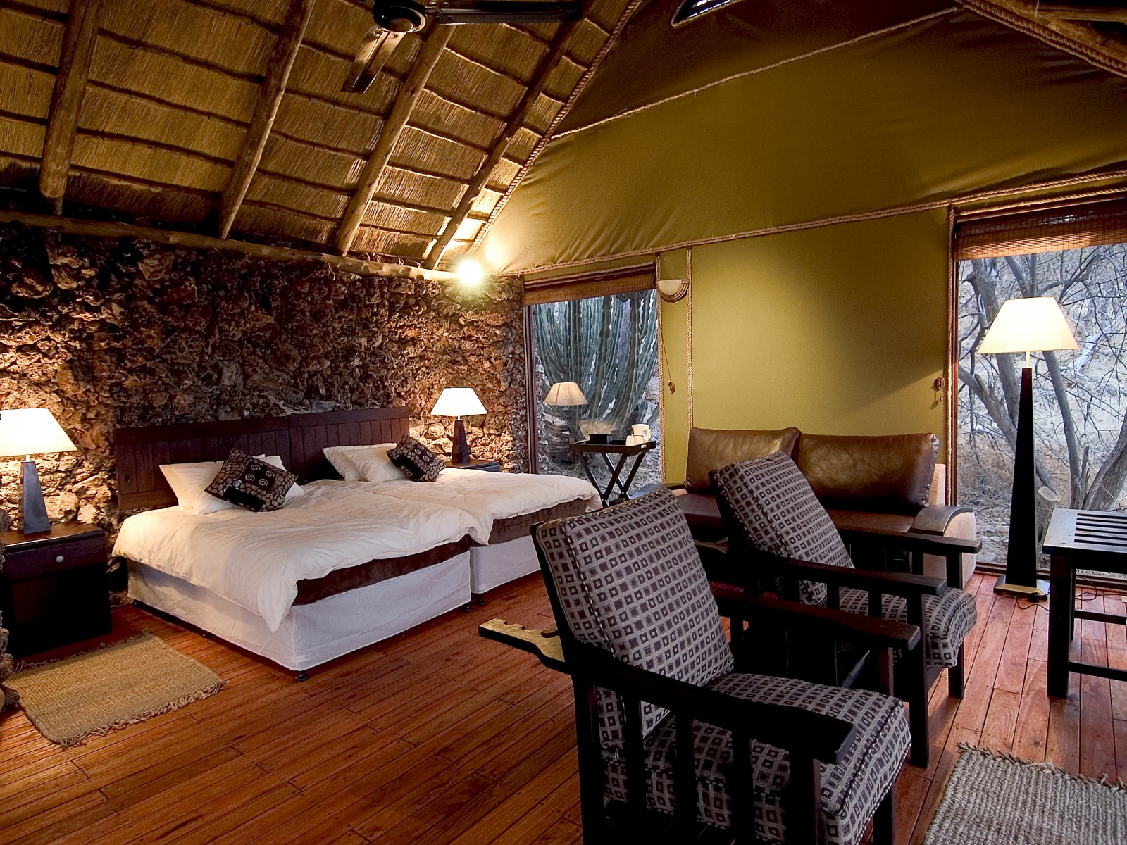 Ongava Lodge: Familienchalet Breitmaulnashorn, Etosha, Etosha National Park, Etoshapfanne, Großer Weißer Platz, Little Ongava, Ongava Lodge, Rhino Research Center, Spitzmaulnashorn, Doppelbett, Sessel, Sofa, Stehlampe