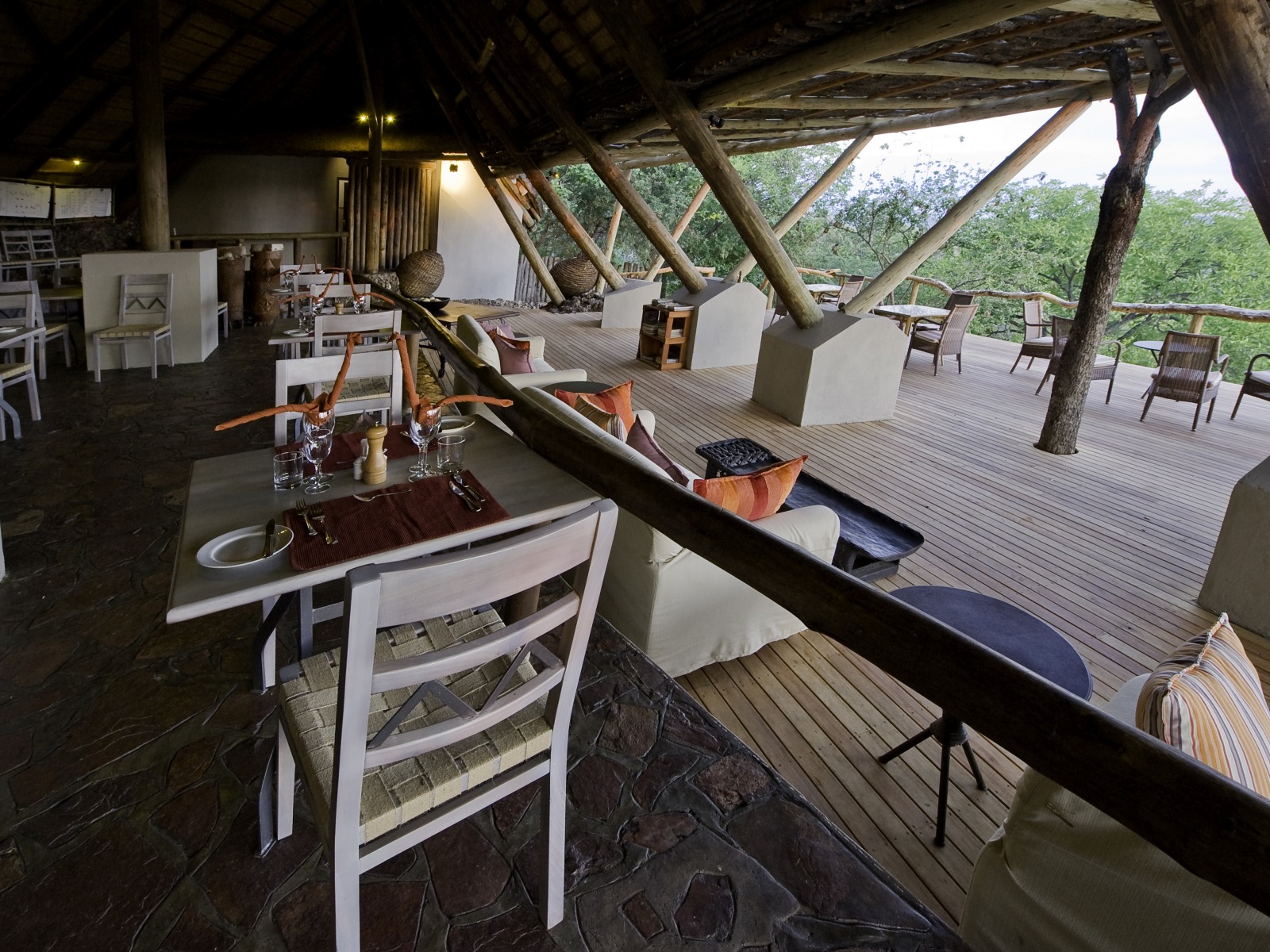 Ongava Lodge: Speiseraum und Deck Breitmaulnashorn, Etosha, Etosha National Park, Etoshapfanne, Großer Weißer Platz, Little Ongava, Ongava Lodge, Rhino Research Center, Spitzmaulnashorn, Speiseraum