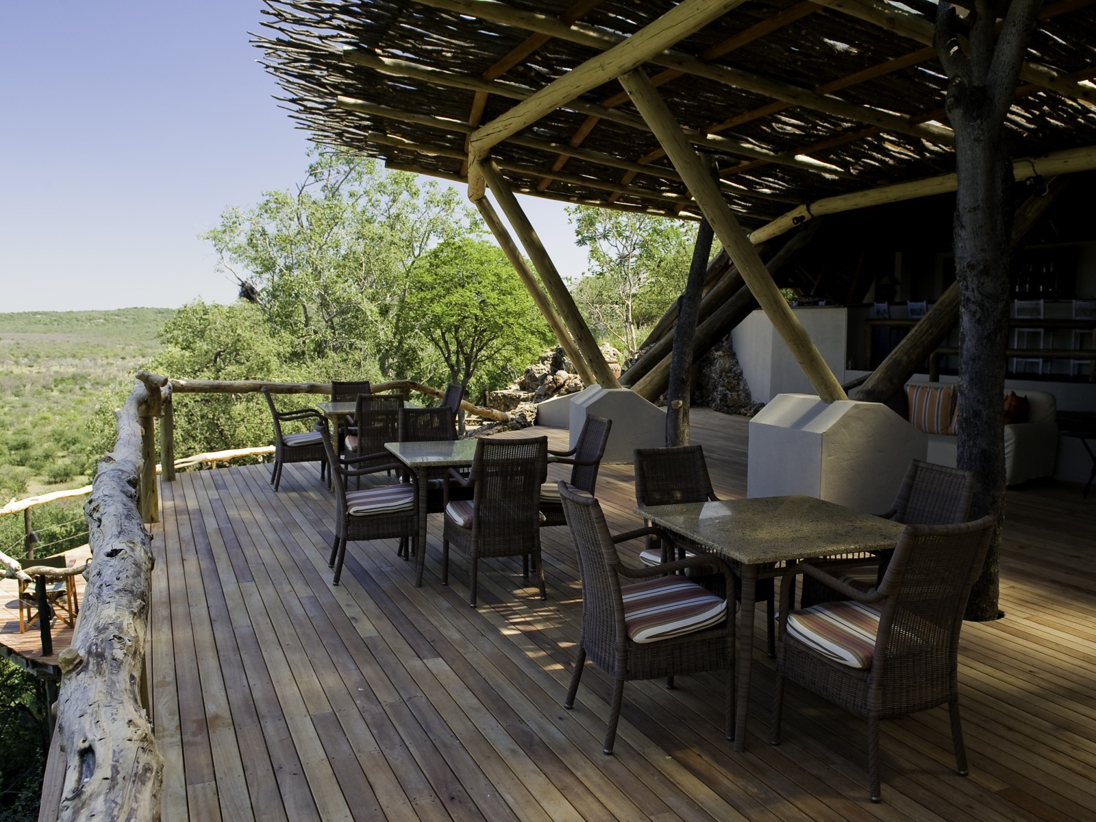 Ongava Lodge: Oberes Deck am Hautgebäude