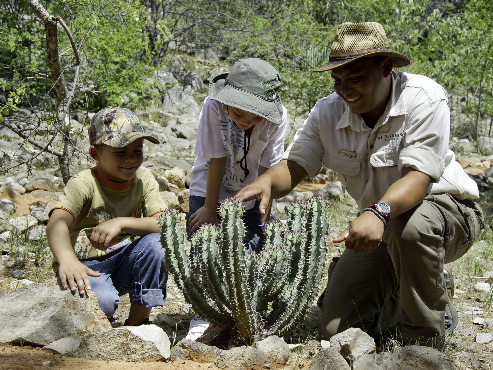 Etosha, Etosha National Park, Etoshapfanne, Ongava Game Reserve, Ongava Tented Camp, Bush Walk, Euphorbie, Guide, Kinder, Wilderness Safaris