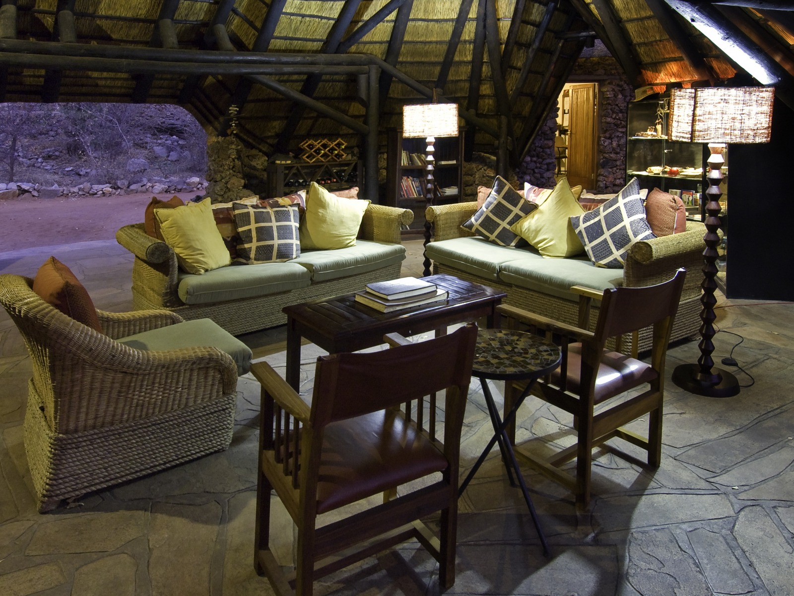 Etosha, Etosha National Park, Etoshapfanne, Ongava Game Reserve, Ongava Tented Camp, Hauptgebäude, Korbmöbel, Lounge, Sessel, Sofa, Strohdach, Wilderness Safaris