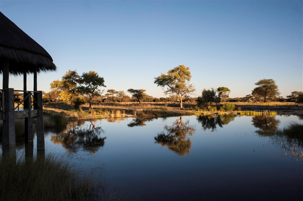Onguma Bush Camp: Blick über den "See" Etosha Nationalpark, Namutoni Gate, Omuramba Owambo, Onguma Bush Camp, Onguma Reserve, See, Wasserloch, Afrikarma, Afrikarma Safaris, afrikarma Safaris - Wildnis Hautnah, Afrikarma.de