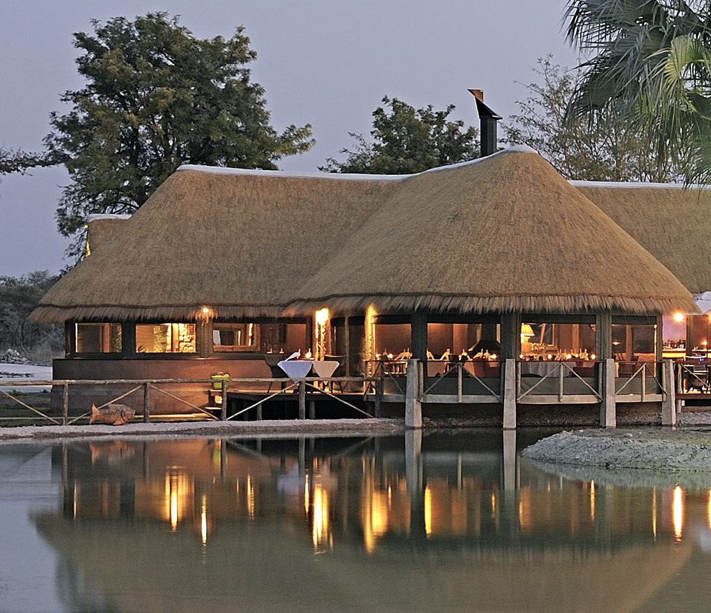 Onguma Bush Camp: Hauptgebäude Etosha Nationalpark, Namutoni Gate, Omuramba Owambo, Onguma Bush Camp, Onguma Reserve, Hauptgebäude, Restaurant, Wasserloch, Afrikarma, Afrikarma Safaris, afrikarma Safaris - Wildnis Hautnah, Afrikarma.de