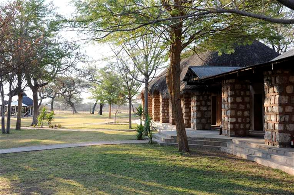 Onguma Bush Camp: Im Garten Etosha Nationalpark, Namutoni Gate, Omuramba Owambo, Onguma Bush Camp, Onguma Reserve, Garten, Gartentisch, Afrikarma, Afrikarma Safaris, afrikarma Safaris - Wildnis Hautnah, Afrikarma.de