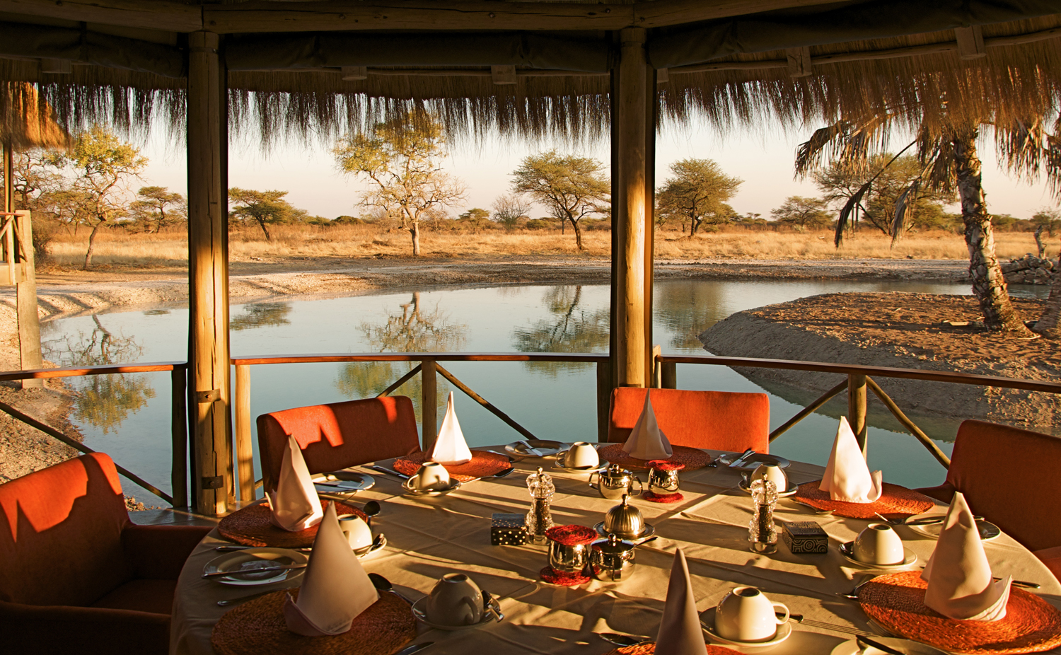 Onguma Bush Camp: Im Speisesaal Etosha Nationalpark, Namutoni Gate, Omuramba Owambo, Onguma Bush Camp, Onguma Reserve, Speisesaal, Afrikarma, Afrikarma Safaris, afrikarma Safaris - Wildnis Hautnah, Afrikarma.de