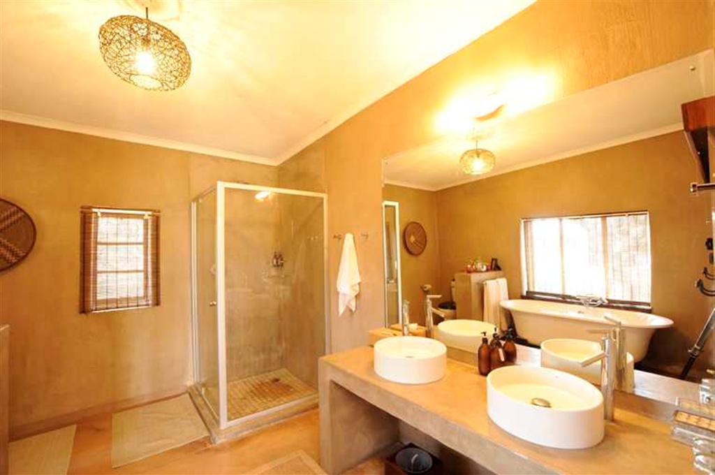 Onguma Bush Camp: Settler's Room - Gästebad Etosha Nationalpark, Namutoni Gate, Omuramba Owambo, Onguma Bush Camp, Onguma Reserve, Dusche, Gästebad, Settler's Room, Spiegel, Waschbecken, Waschtisch, Afrikarma, Afrikarma Safaris, afrikarma Safaris - Wildnis Hautnah, Afrikarma.de