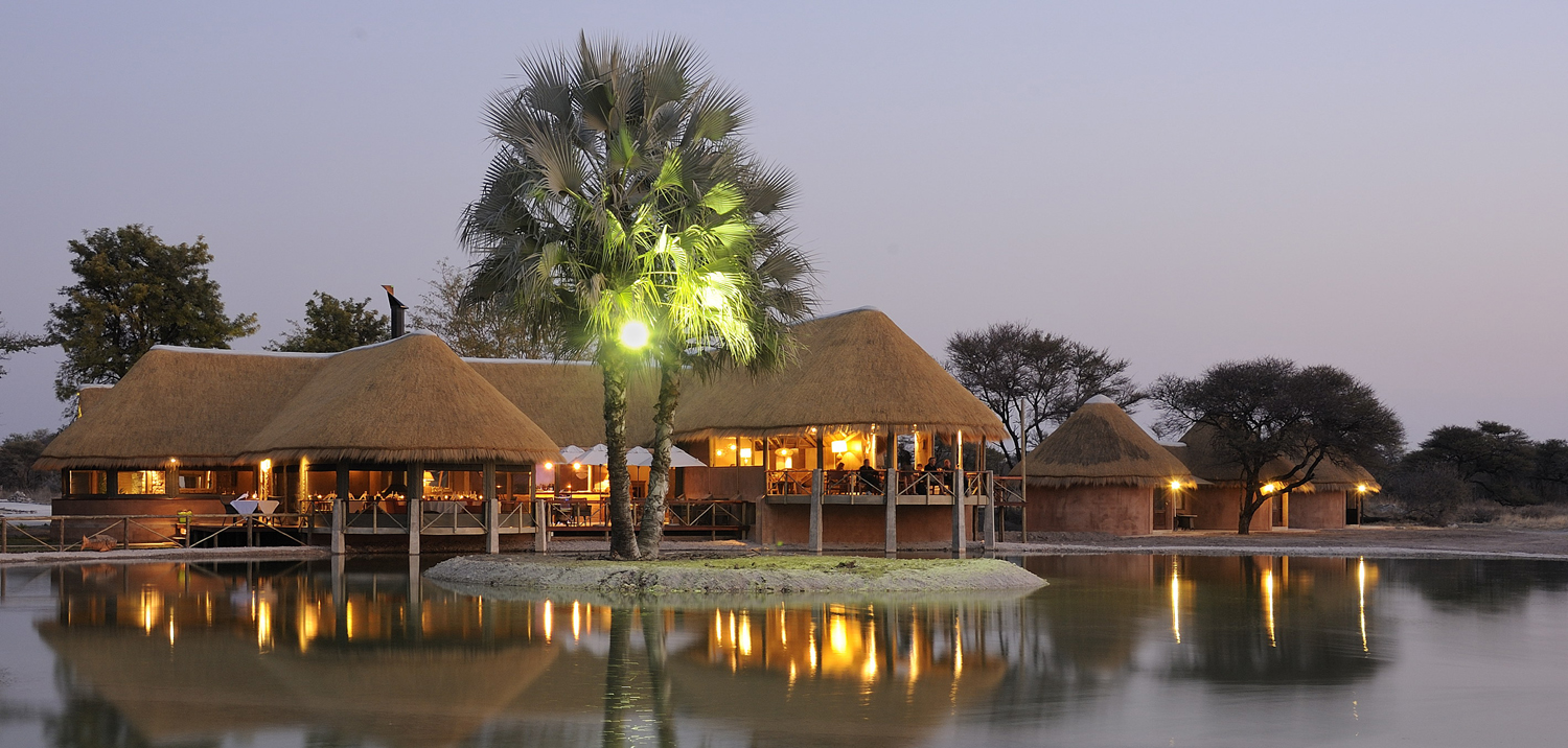 Onguma Bush Camp: Beleuchtete Chalets Onguma Bush Camp: Beleuchtete Chalets