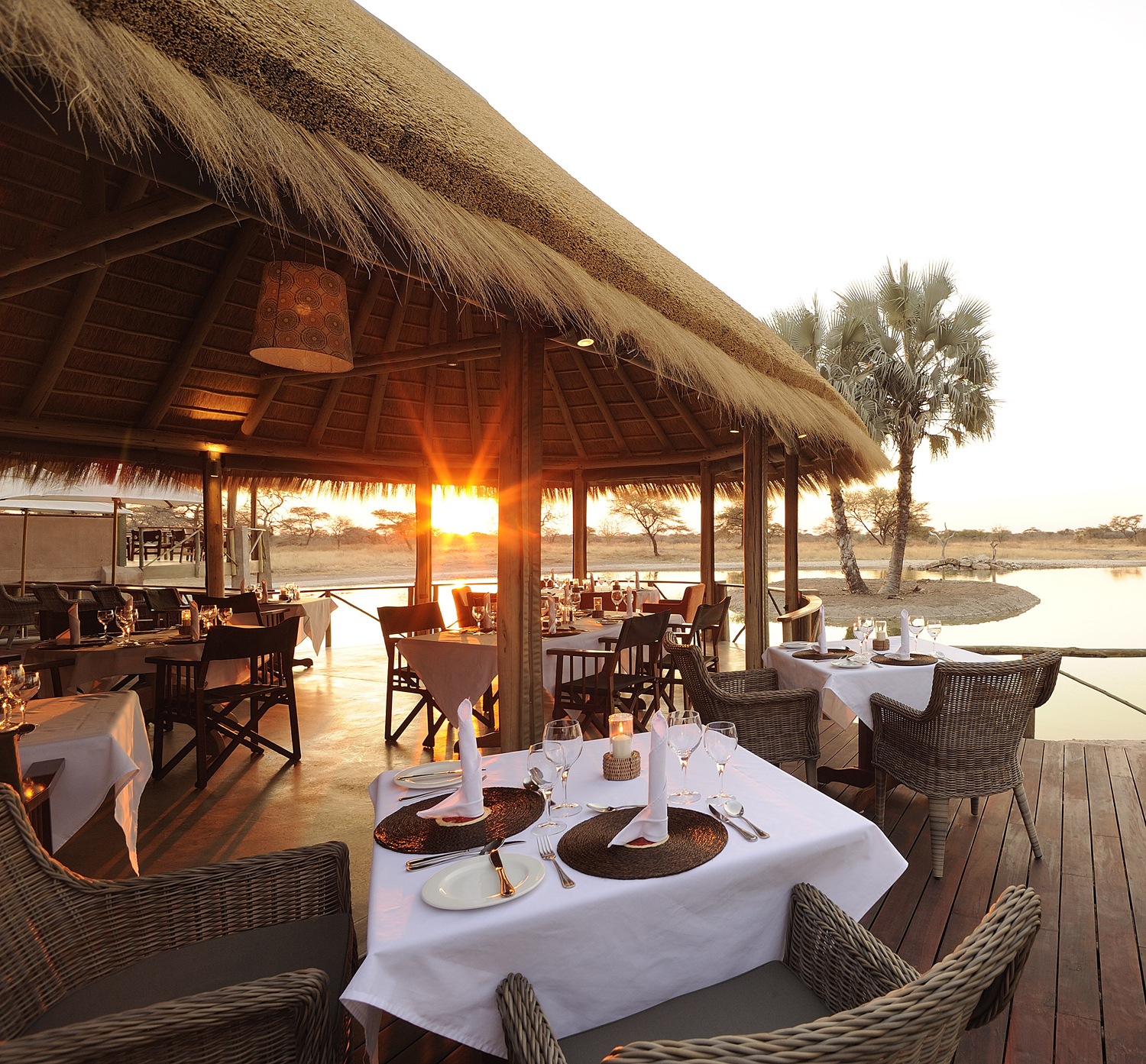 Onguma Bush Camp: Esstische im Freien Onguma Bush Camp: Esstische im Freien