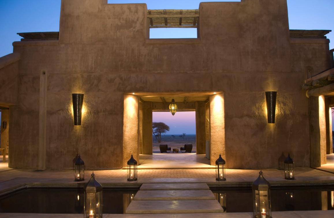 Onguma The Fort: Eingang zum Fort africa, afrika, etosha, etosha national park, etosha nationalpark, etosha pan, etosha pfanne, etosha-pfanne, fort, namibia, nordnamibia, nord-zentralnamiboa, northcentral namibia, northern namibia, Onguma, onguma reservat, onguma reserve, onguma the fort, onguma-reservat, privatreservat, reise, reisen, safari, southern africa, südliches afrika, the fort, urlaub, ansicht, eingang, hauptgebäude, main building, zentrale einrichtungen