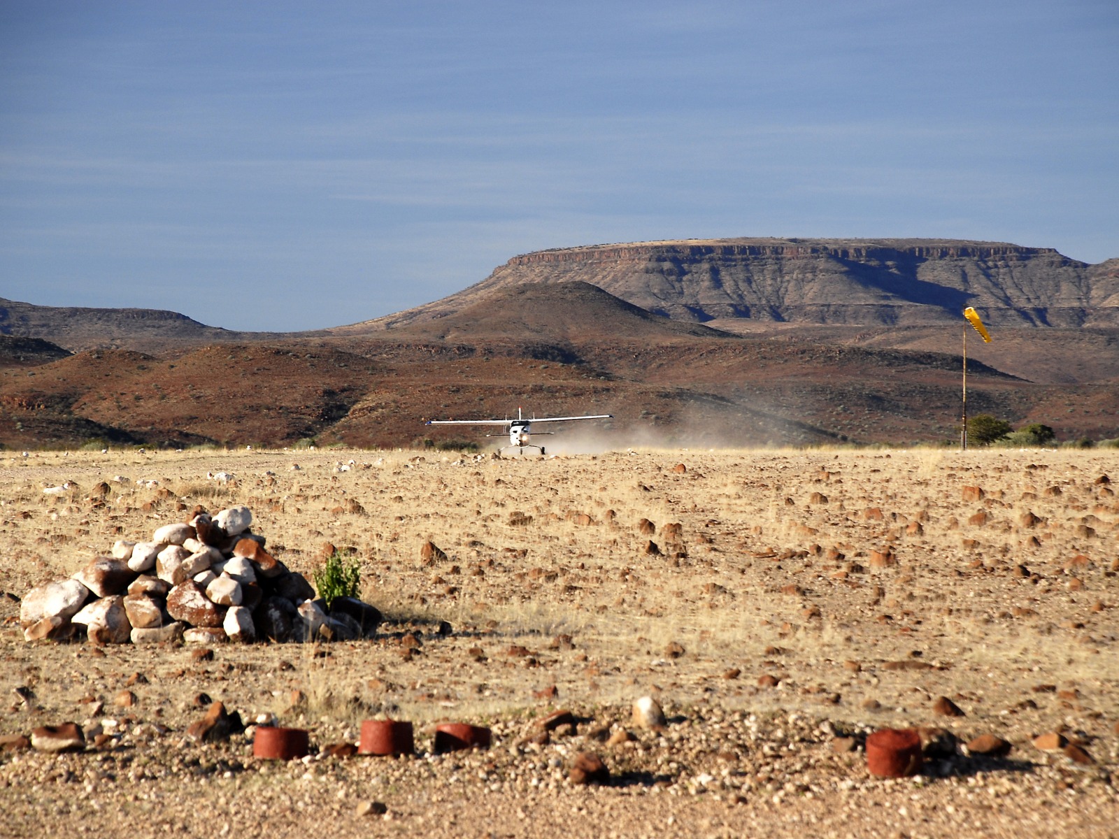 Black Rhino, Damaraland, Halbwüste, Palmwag Conservancy, Palmwag Lodge, Spitzmaulnashorn, Uniab River, Wüstenelefant, airstrip