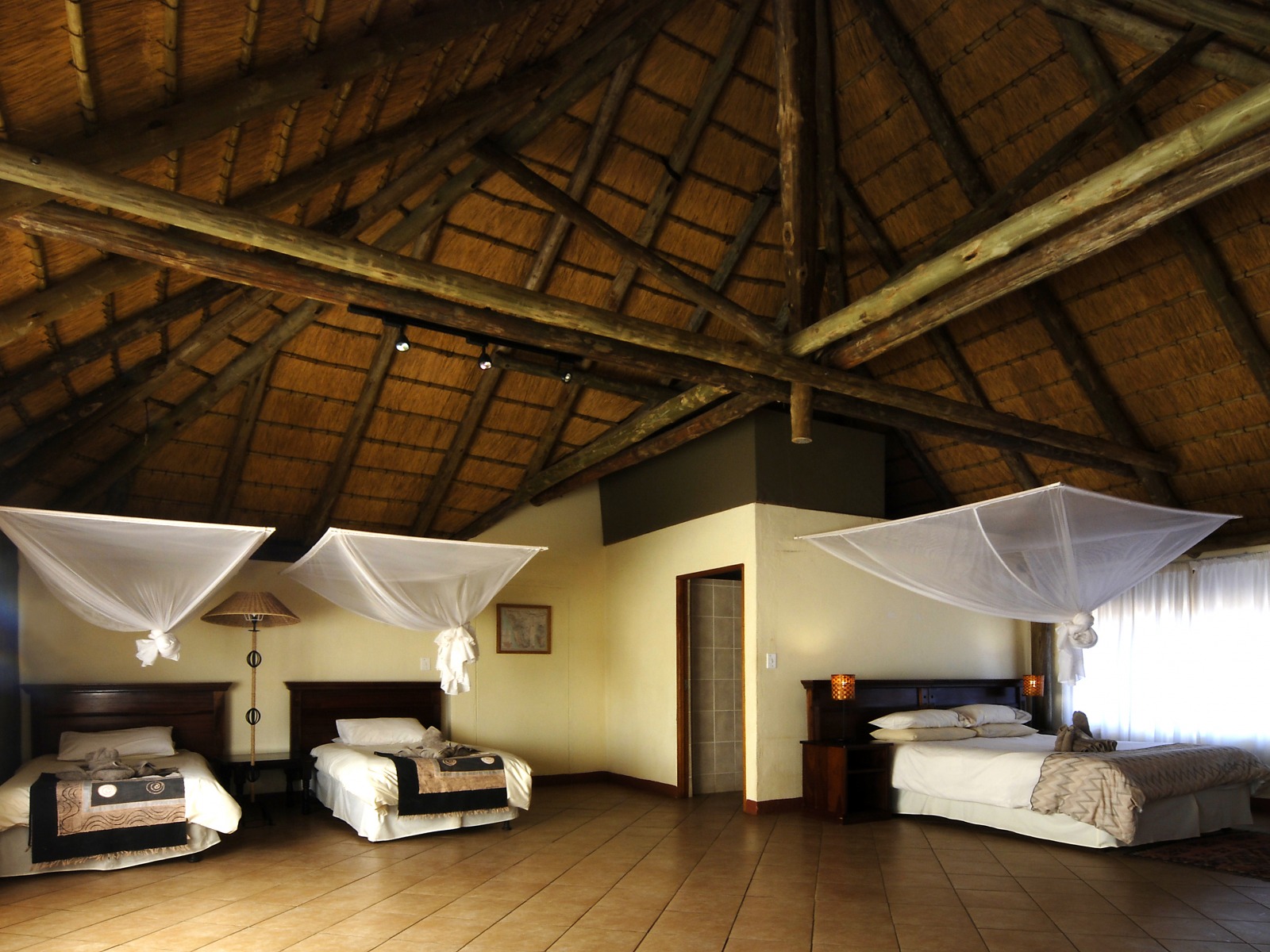 Black Rhino, Damaraland, Halbwüste, Palmwag Conservancy, Palmwag Lodge, Spitzmaulnashorn, Uniab River, Wüstenelefant, Doppelbett, Familienbungalow