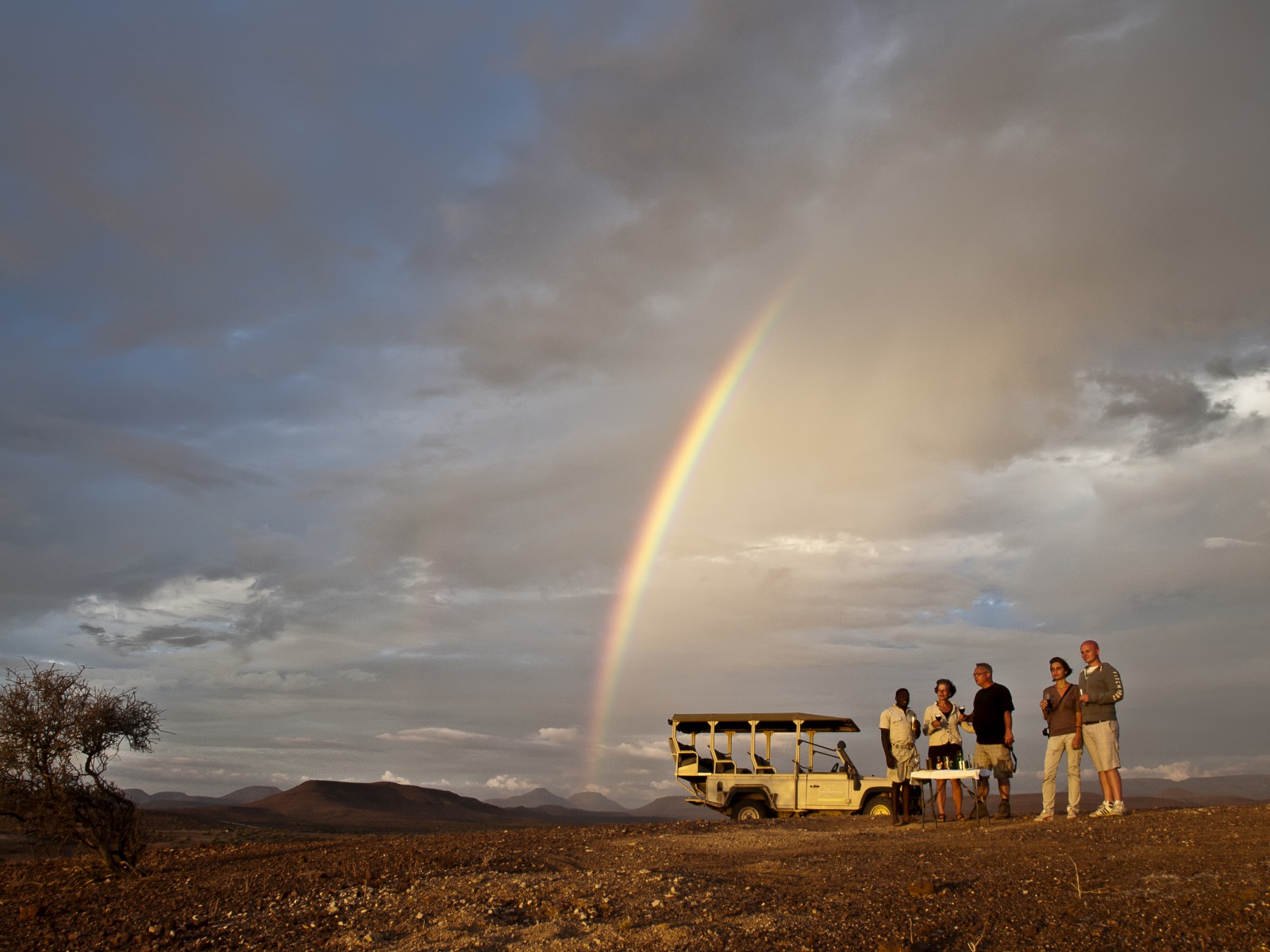 Black Rhino, Damaraland, Halbwüste, Palmwag Conservancy, Palmwag Lodge, Spitzmaulnashorn, Uniab River, Wüstenelefant, Pirschfahrt, Regenbogen