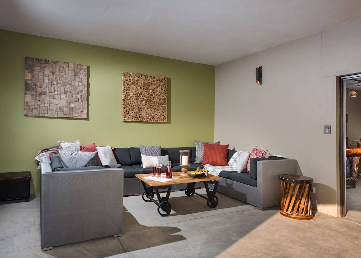 Afrikarma, Afrikarma Safaris, Afrikarma Safaris - Wildnis. Hautnah., Afrikarma.de, Getränke, Gläser, Kissen, Kiste, Runder Holztisch, Sofasitzecke, Tisch auf Rädern, Wandornamente, Safarihoek Lodge, Obstteller